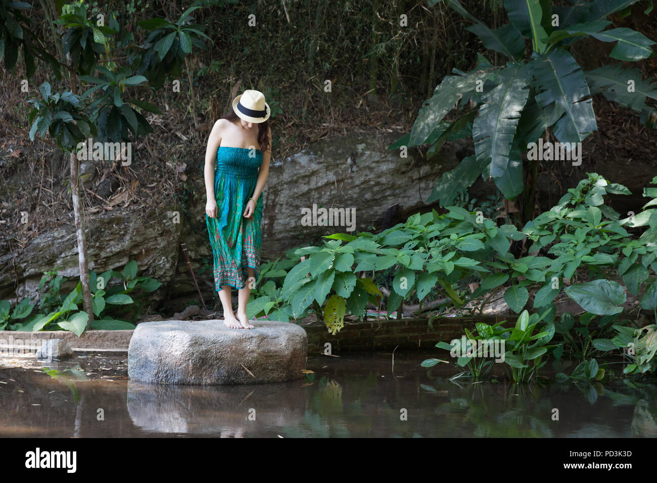 Jeune femme ayant un temps calme et détendue dans un jardin de méditation, la Thaïlande. Banque D'Images