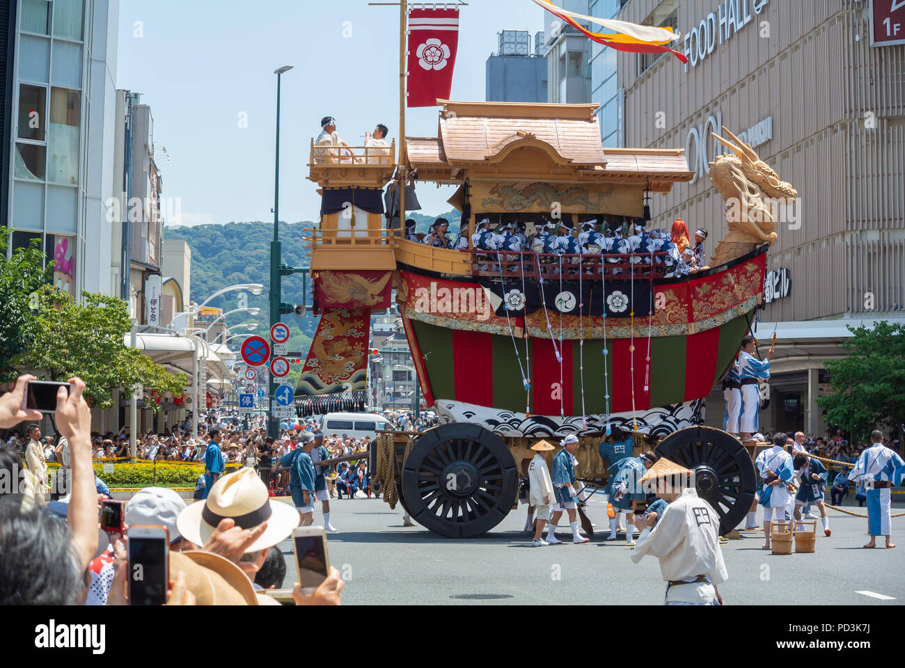 Les hommes japonais avec Mikoshi au Gion Matsuri, Kyoto, Japon, 2018 Banque D'Images