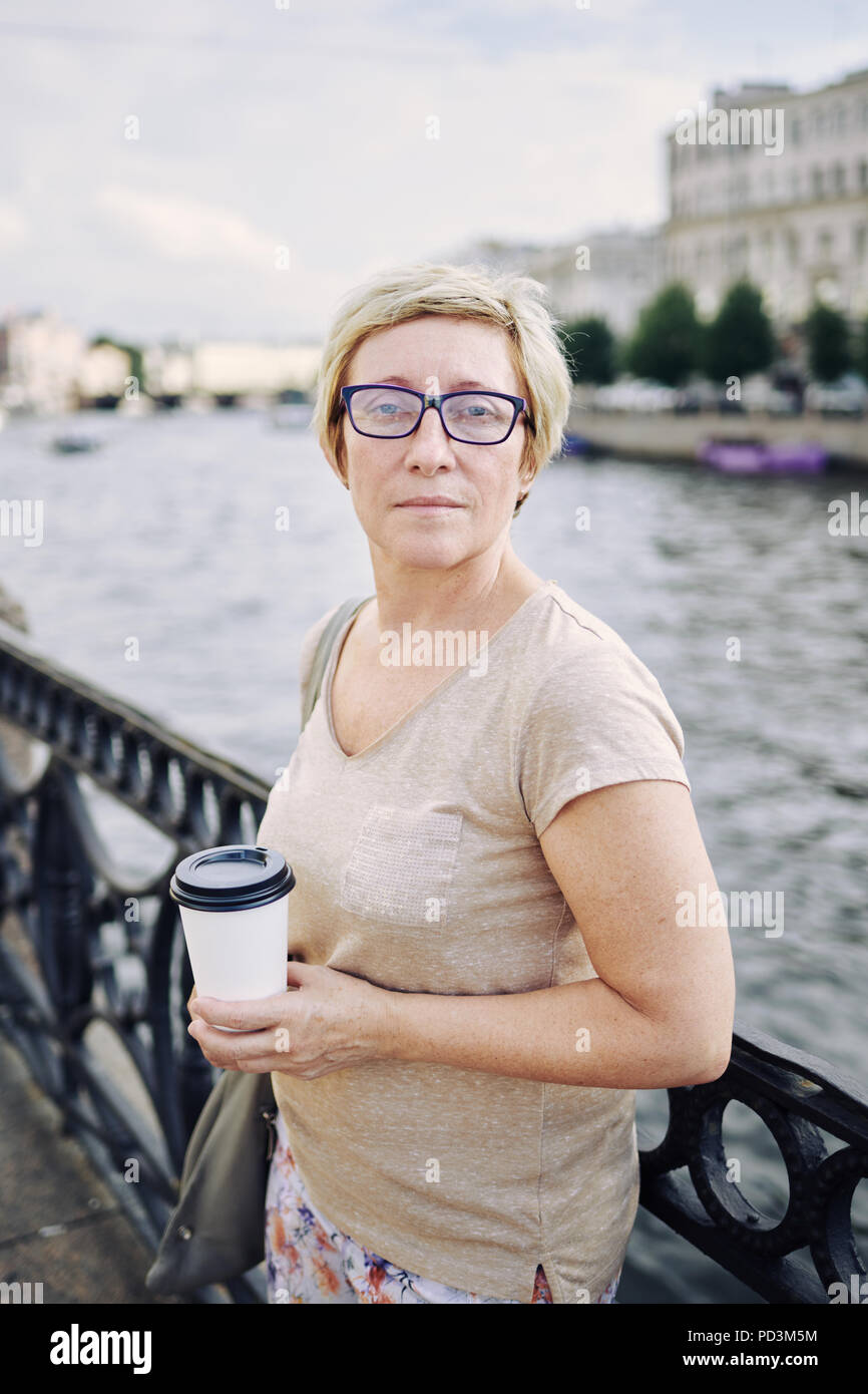 De dame avec un verre sur le quai Banque D'Images