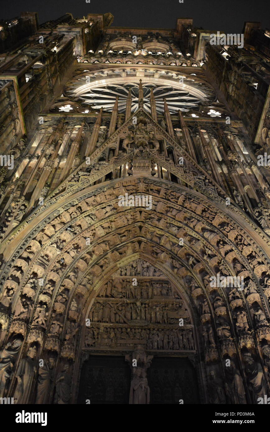 Une magnifique vue sur la cathédrale de Strasbourg à l'éclairage Banque D'Images