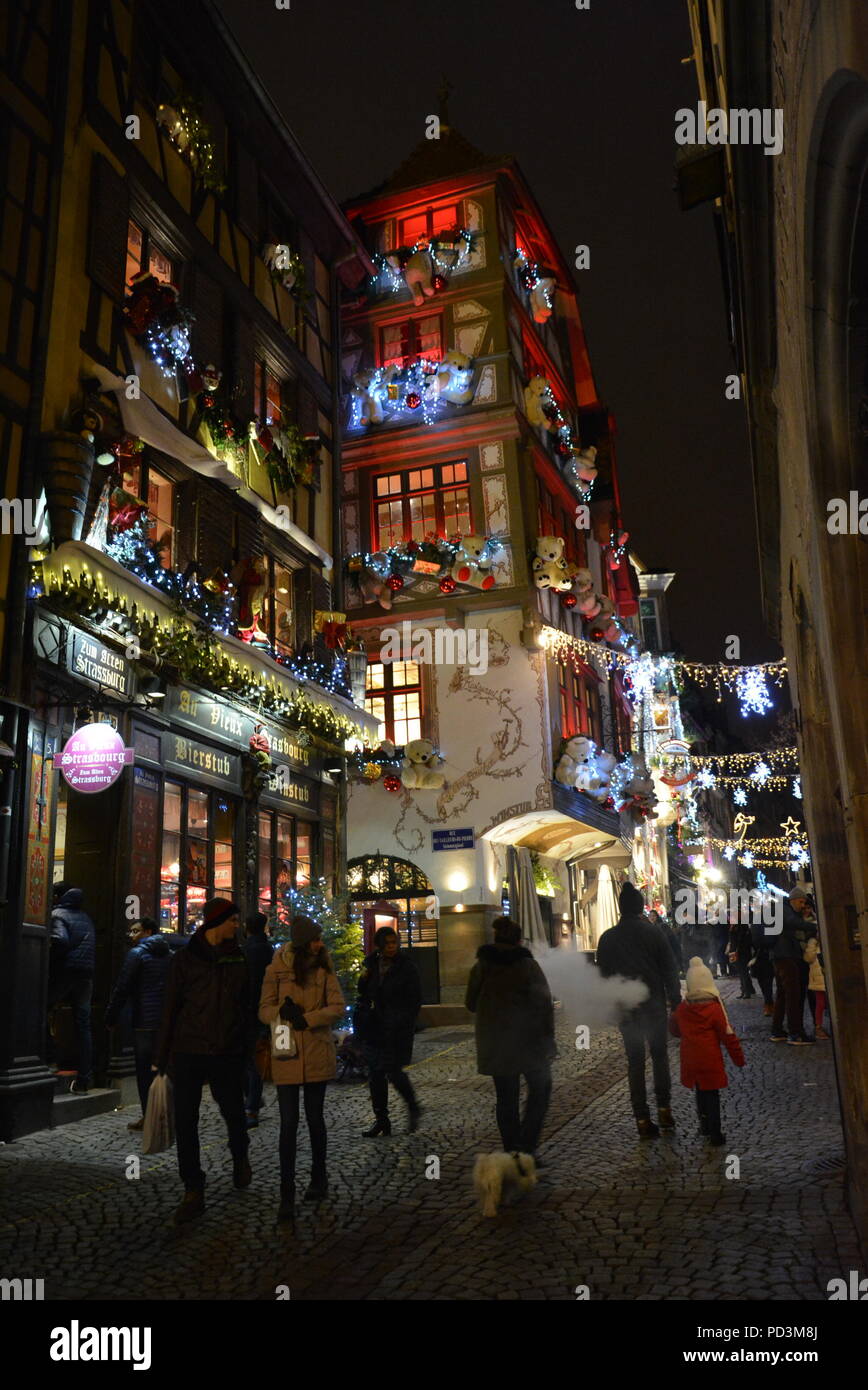 Une vieille et belle rue avec des lumières de Noël et beaucoup de personnes à monter et descendre. De nombreux pubs, restaurants et magasins. Banque D'Images