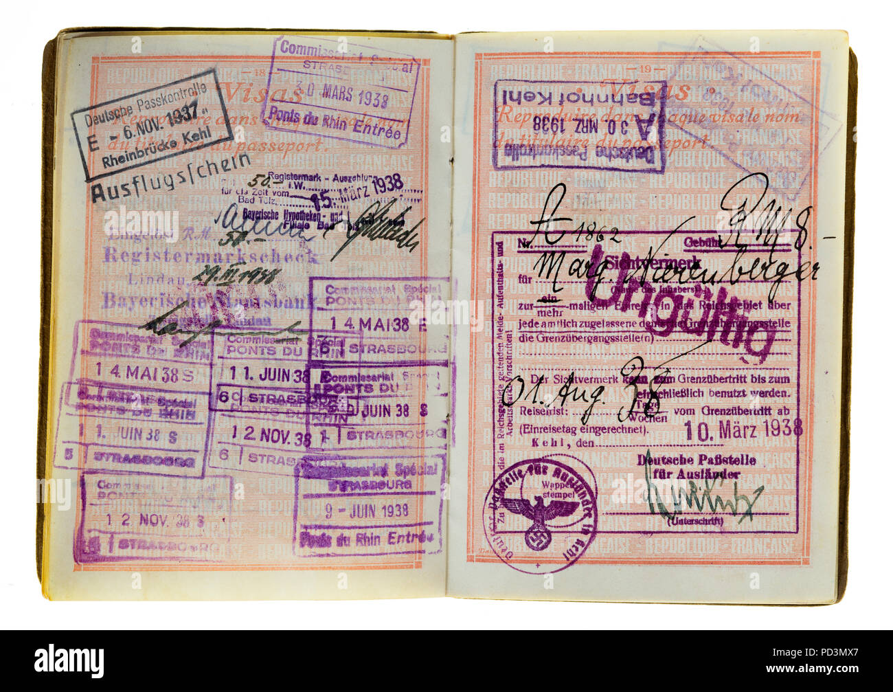 1935's vintage passeport français, avec 1937 pages, 1938 en allemand et en français, les marques de timbres visas Banque D'Images