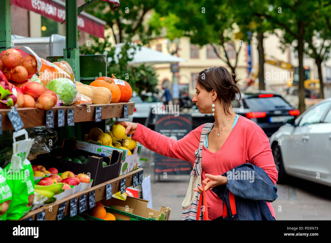 Jeune femme à la recherche de citrons au centre d'accueil, Strasbourg, Alsace, France, Europe, Banque D'Images