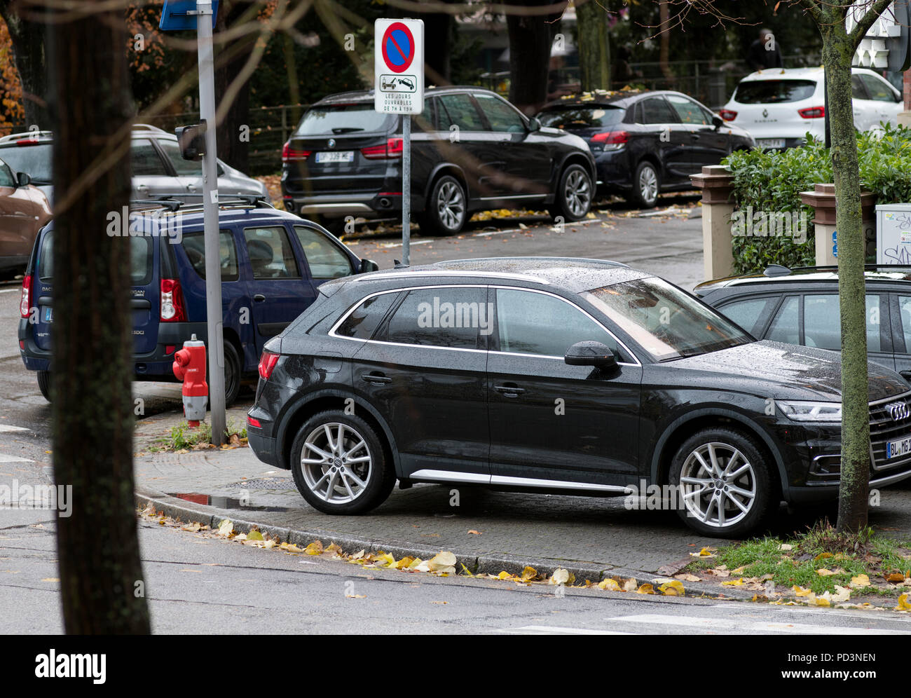 Voiture garée sur le trottoir, Strasbourg, Alsace, France, Europe, Banque D'Images