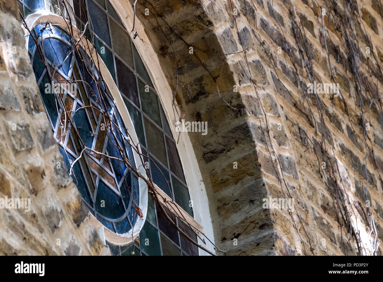Close up of small vitrail au-dessus de arche avec étoile de David, photographié à l'arrière de l'ancienne Grande Synagogue de la rue de jardin Banque D'Images