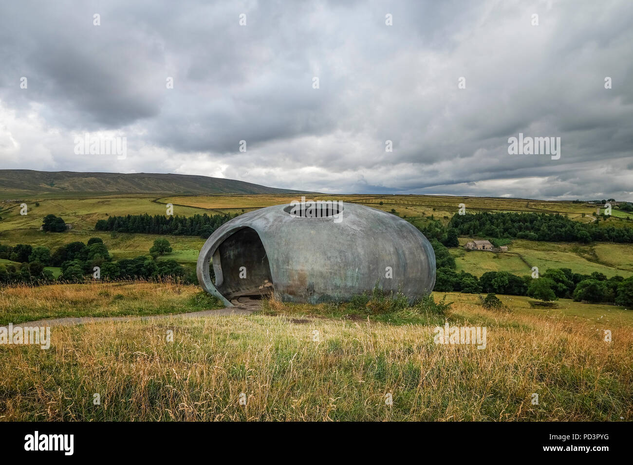 L'atome est l'un d'un certain nombre de Panopticons dans le Lancashire. L'atome de Pendle se dresse sur la colline surplombant le village de Wycoller. Banque D'Images