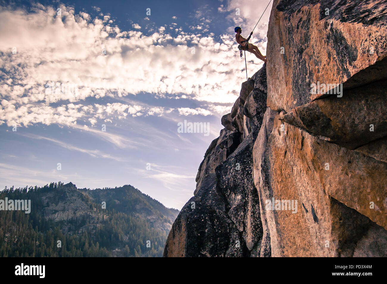 Young male rock climber sur roche, High Sierras, California, USA Banque D'Images