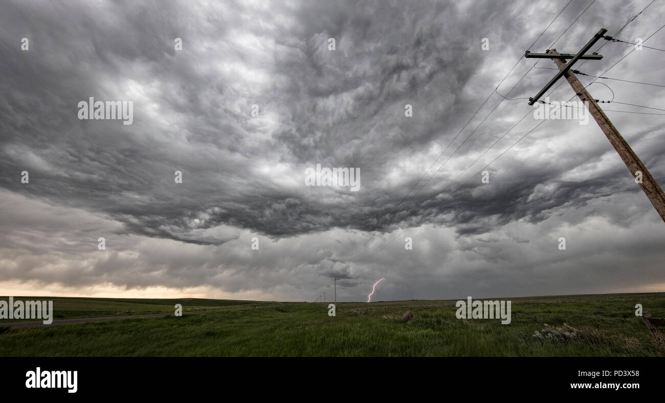 Ondes - asperatus undulatus nuages montrent les ondes de gravité, l'un des éclairs nuage-sol grève en distance, Hillsdale, Wyoming, Etats-Unis Banque D'Images