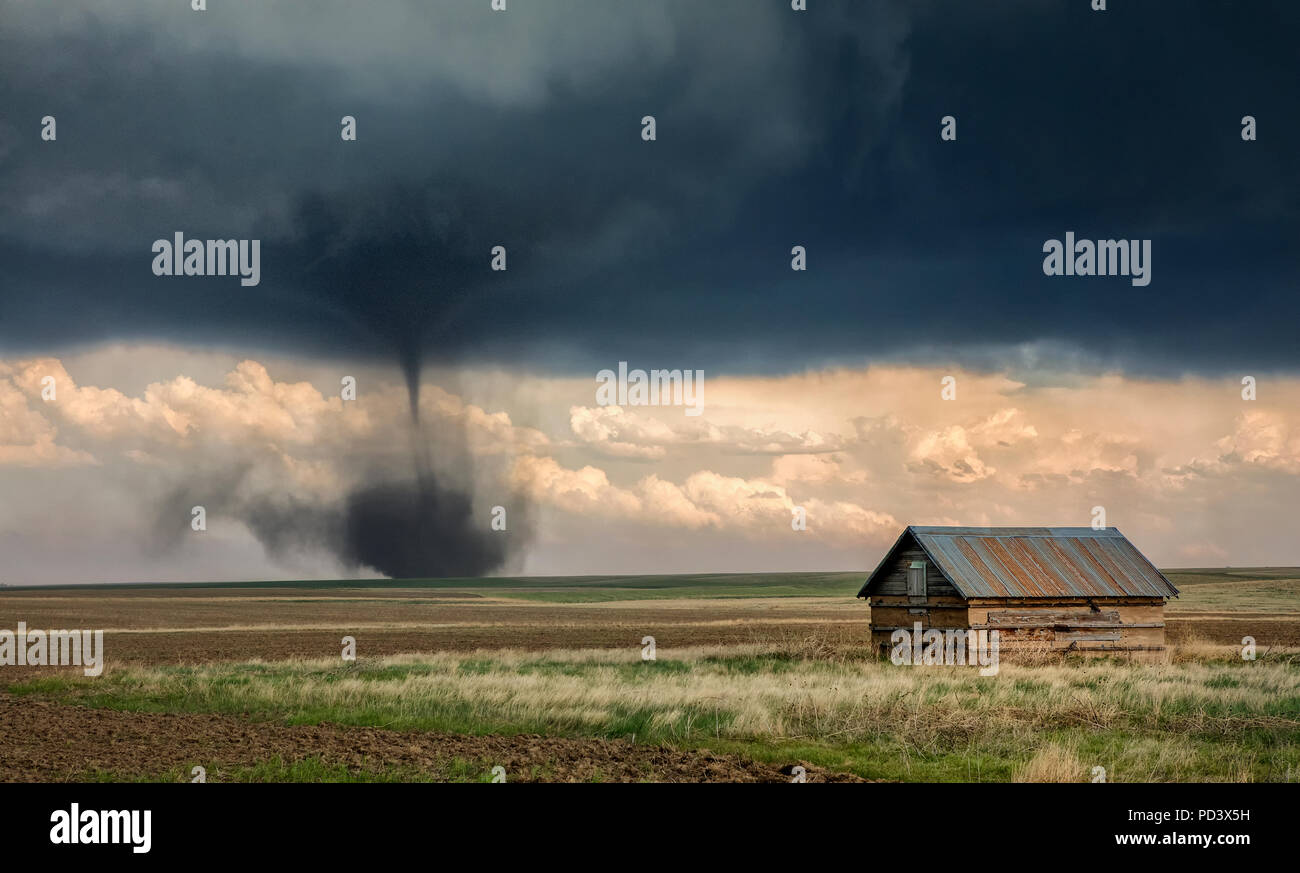 Landspout hybride-tornade sur des plaines, grange en premier plan, Cope, l'est du Colorado, États-Unis Banque D'Images