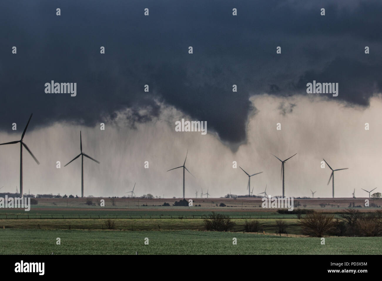 Tornado (sans contact) derrière wind farm over rural Kansas, États-Unis Banque D'Images