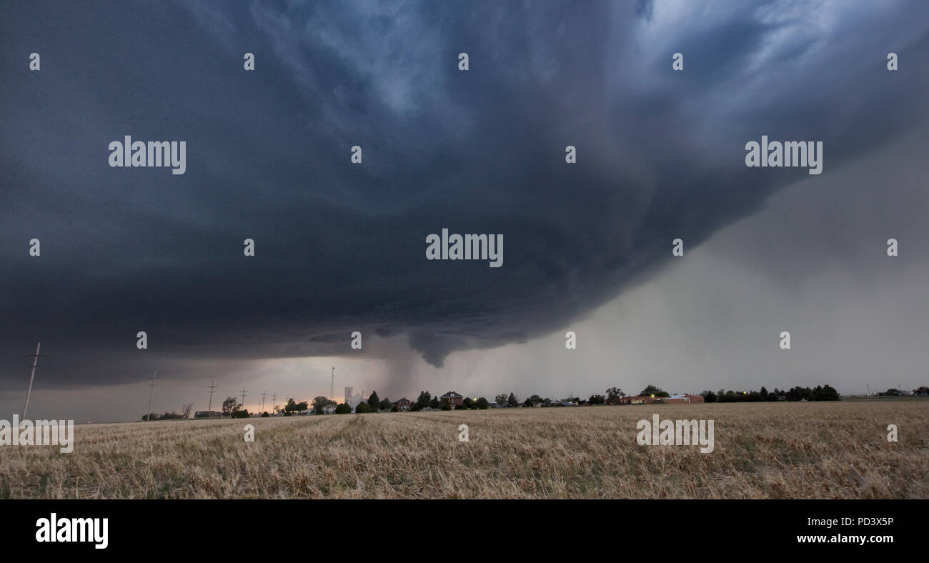 Entonnoir nuageux avec plus de Kansas rural mésocyclone au-dessus de nous, Banque D'Images