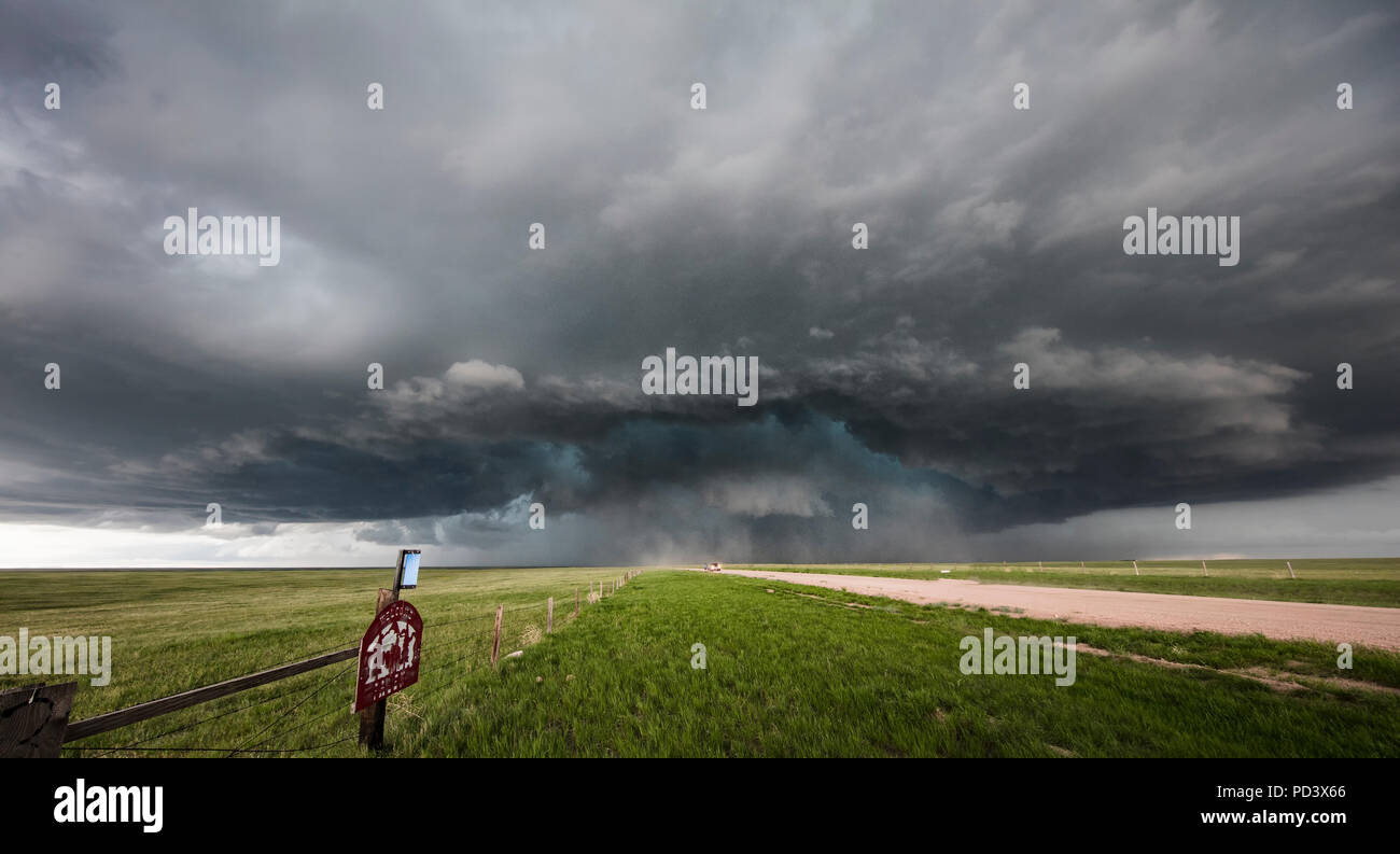 Avec pieu d'orage supercellulaire tornade tourne au Wyoming, États-Unis Banque D'Images