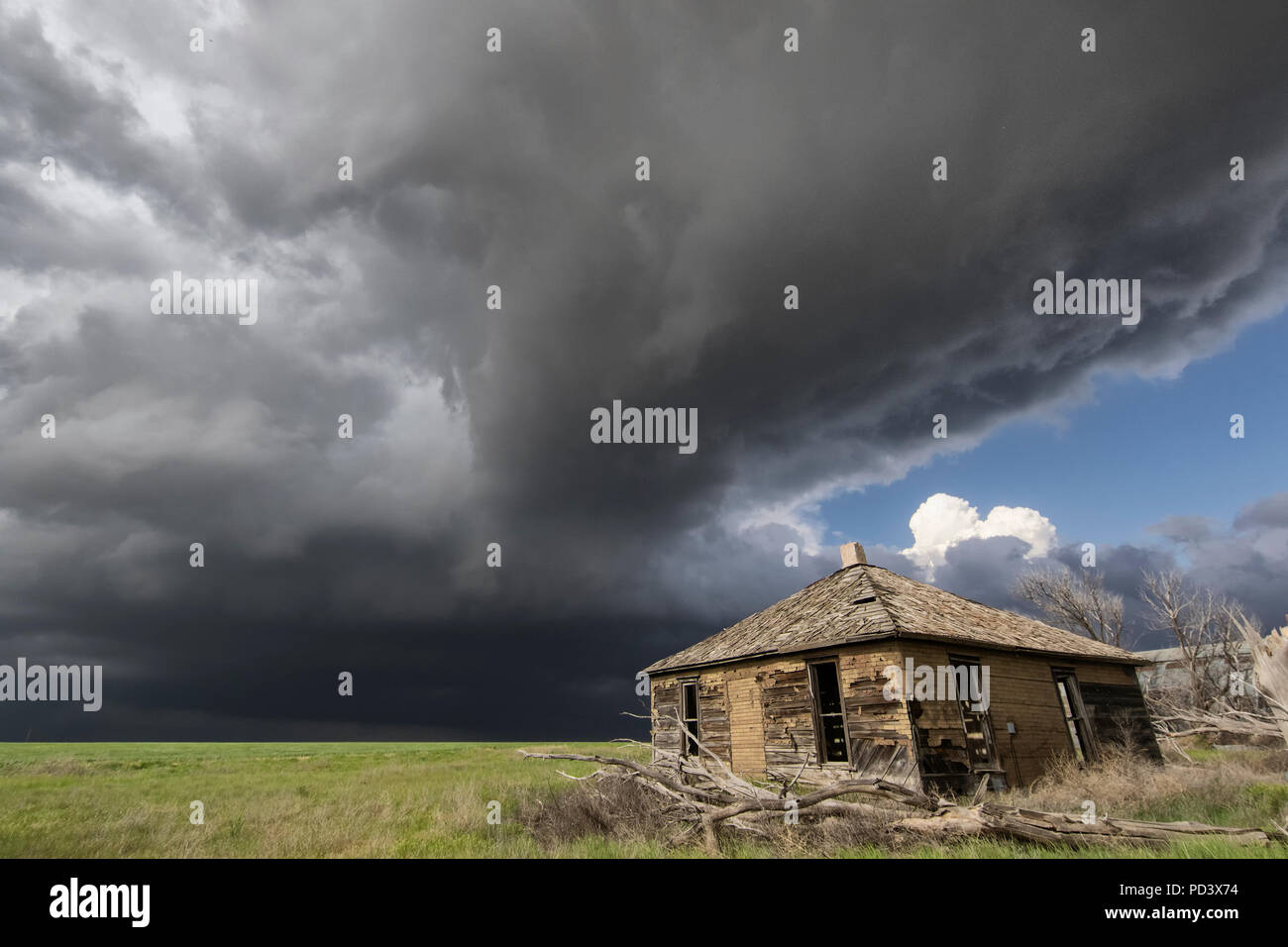 Ensoleillement intense et violent orage, grange en premier plan, Cope, Colorado, États-Unis Banque D'Images