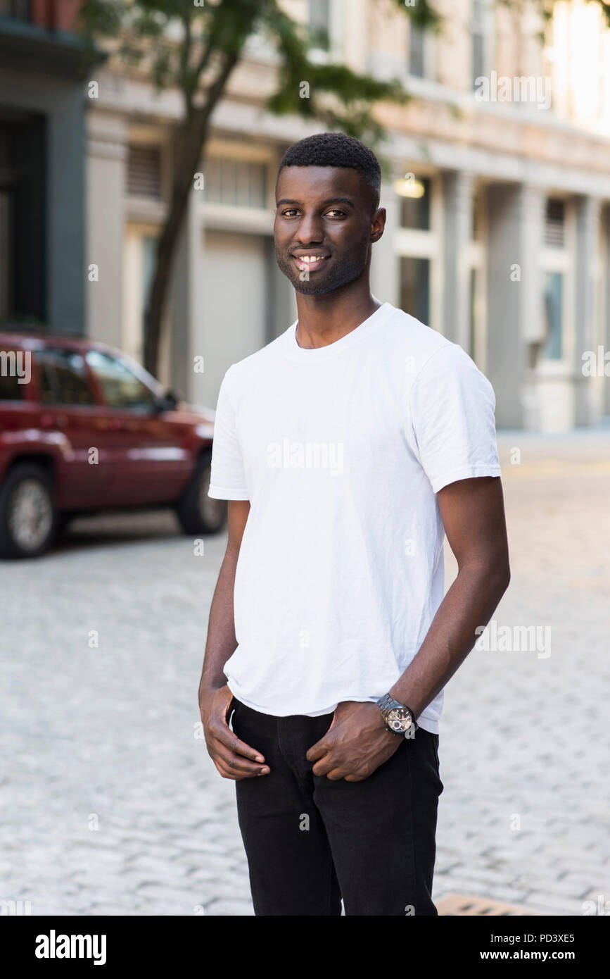 Jeune homme dans les rues de New York, US Banque D'Images