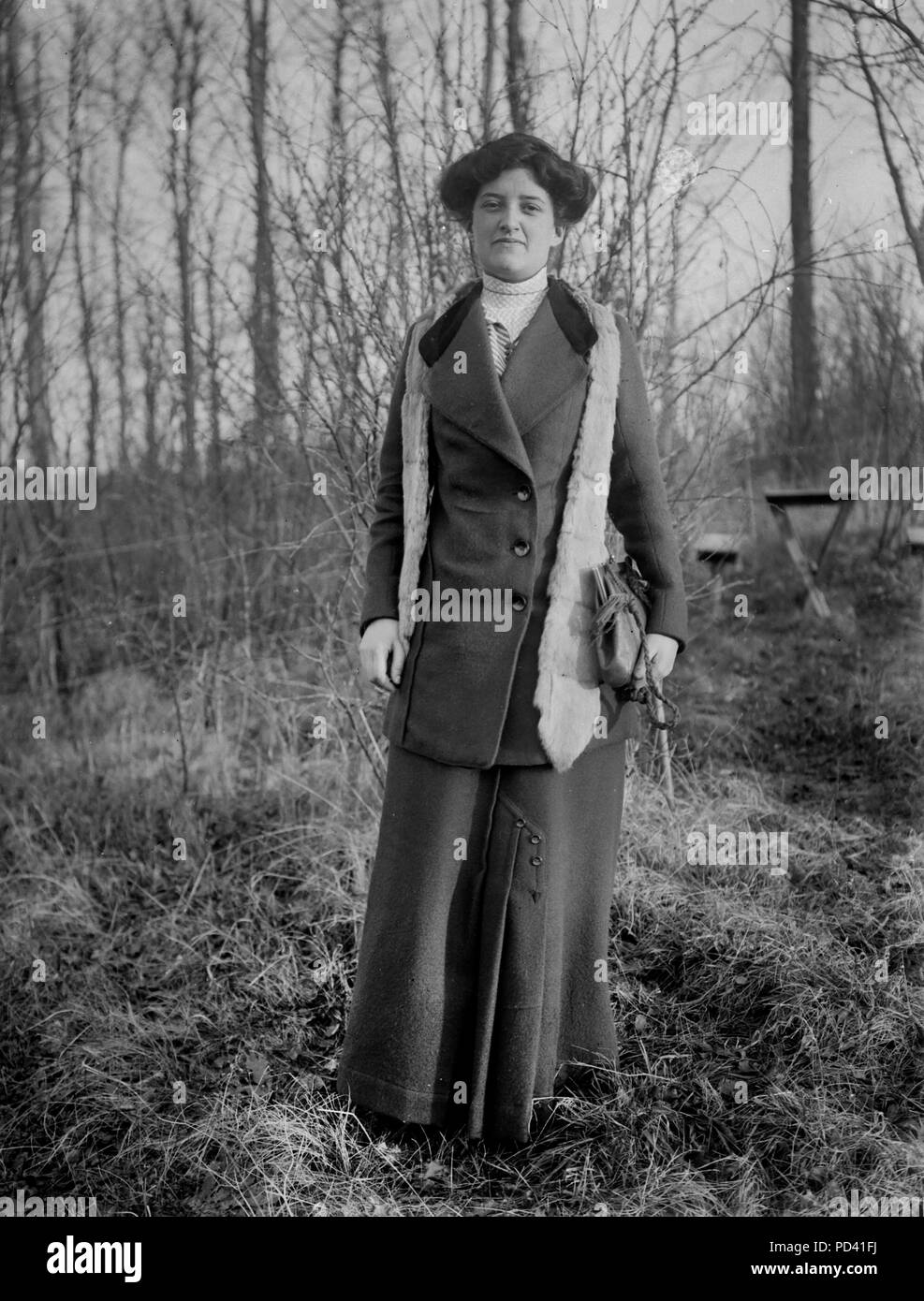 Un mode femme pose à l'extérieur, ca. 1915 Photo Stock - Alamy