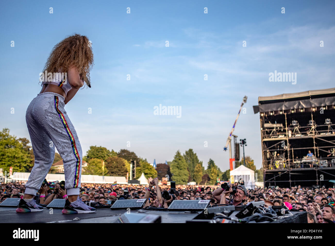 Ella Eyre sur la scène principale à Brighton Pride 2018 Banque D'Images