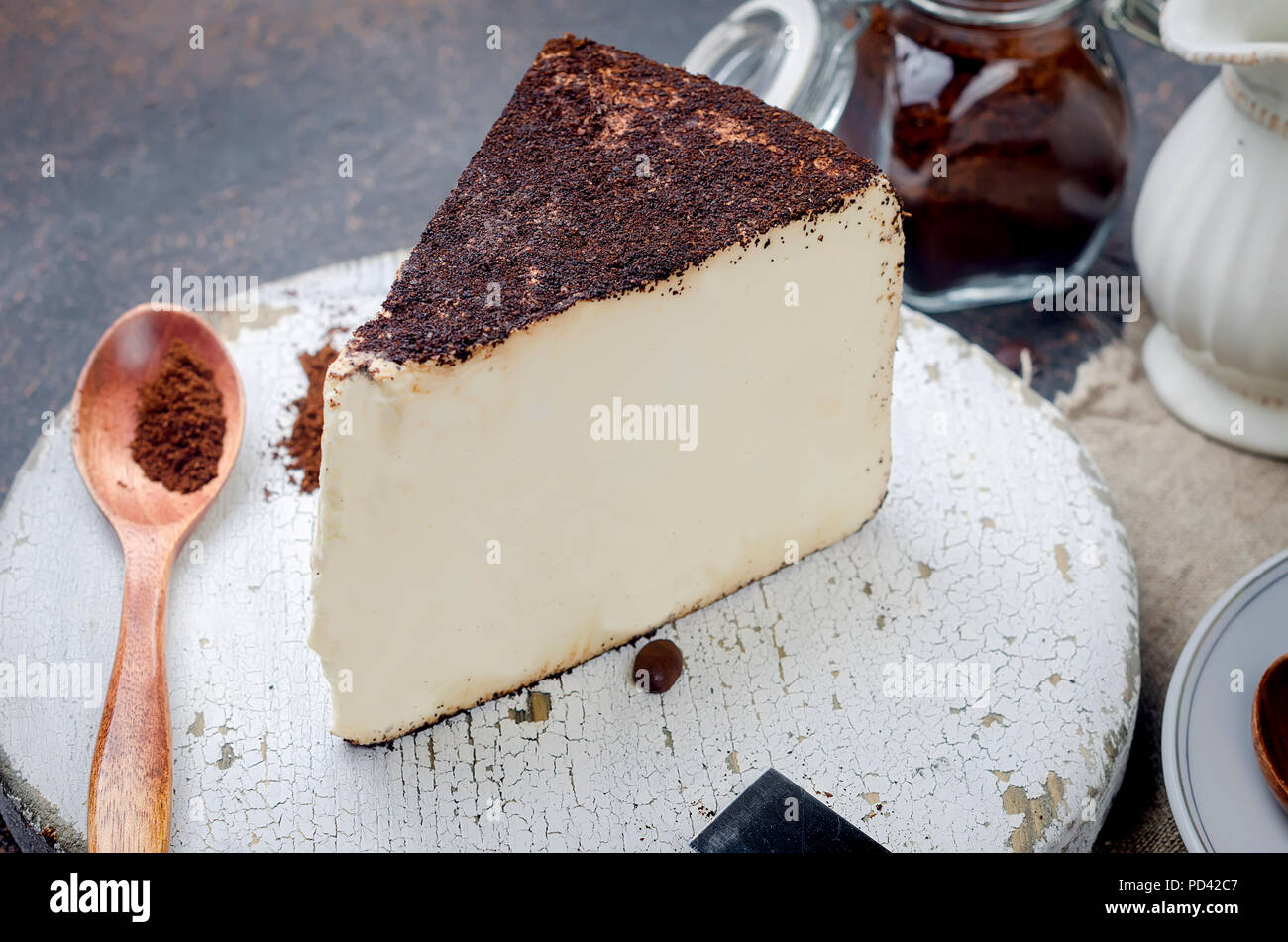 White Tasse De Cafe Noir Avec Un Morceau De Fromage Dans Le Cafe