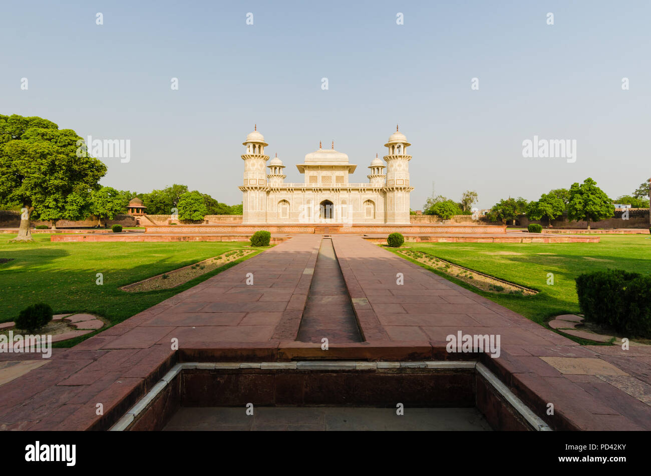 Vue panoramique de l'ancien mausolée d'Itimad Ud Daulah tombe, un édifice du patrimoine de l'Unesco à Agra, en Inde, avec des liens d'architecture au Taj Mahal. Banque D'Images