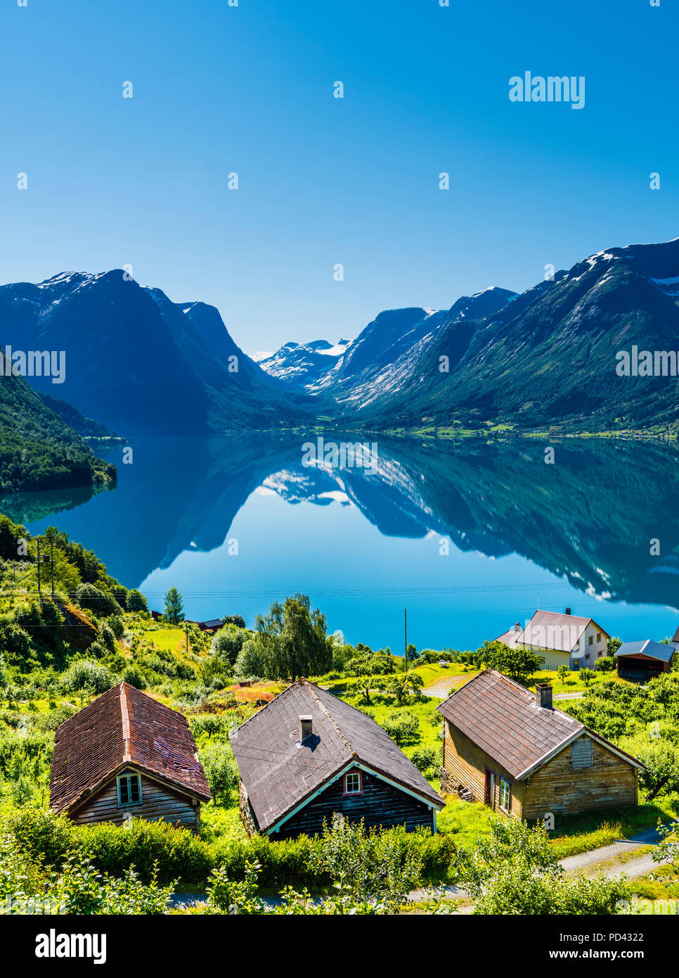 Le petit village au bord du lac Oppstrynsvatnet Flo dans l'ouest de la Norvège Banque D'Images
