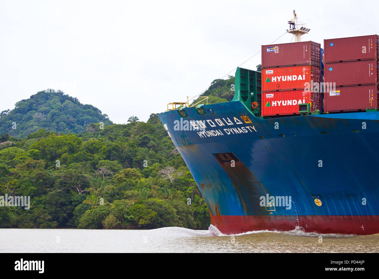 Porte-conteneurs de la dynastie Hyundai en passant par le Canal de Panama, République du Panama. Banque D'Images