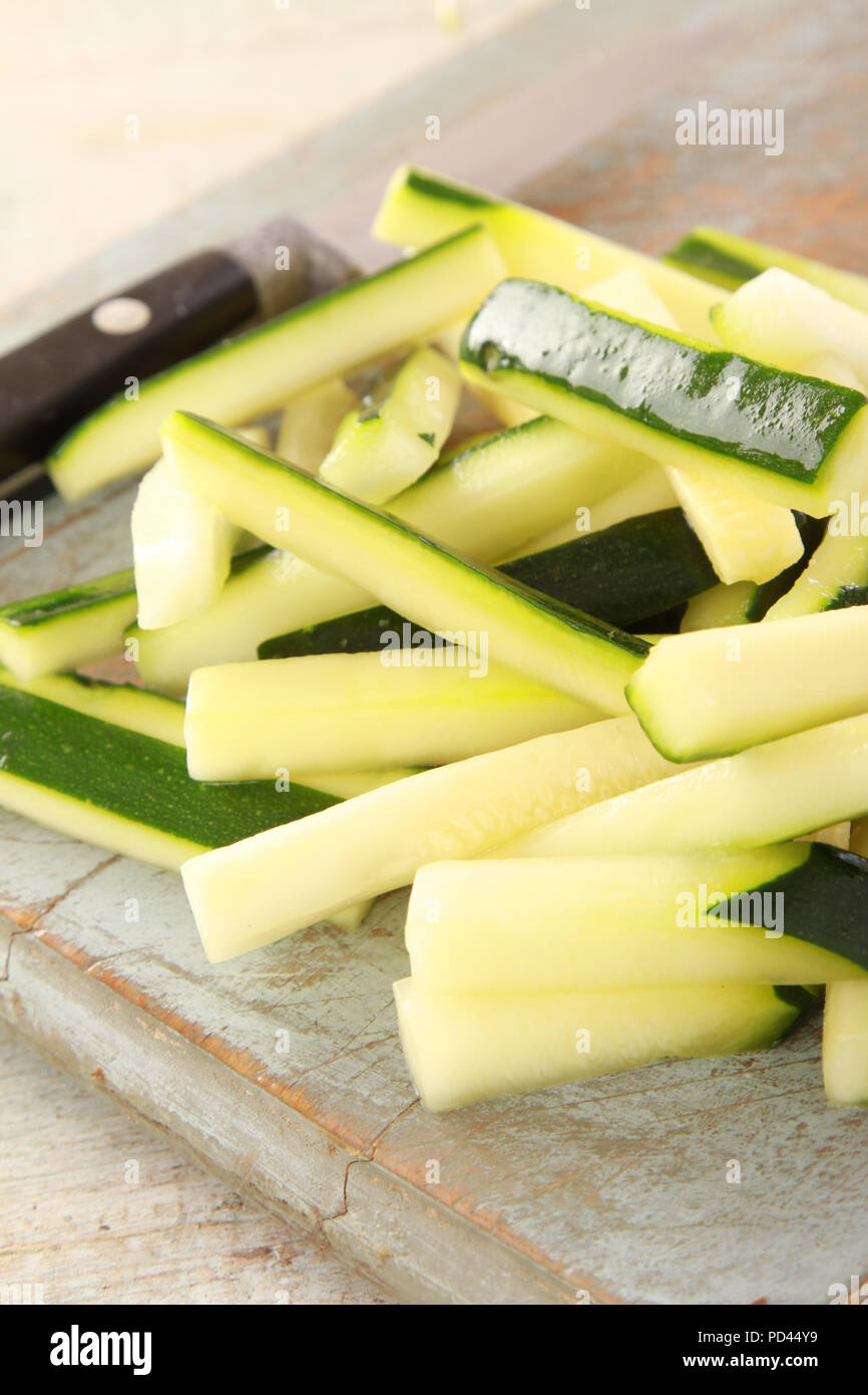 La préparation des matraques de courgettes Banque D'Images
