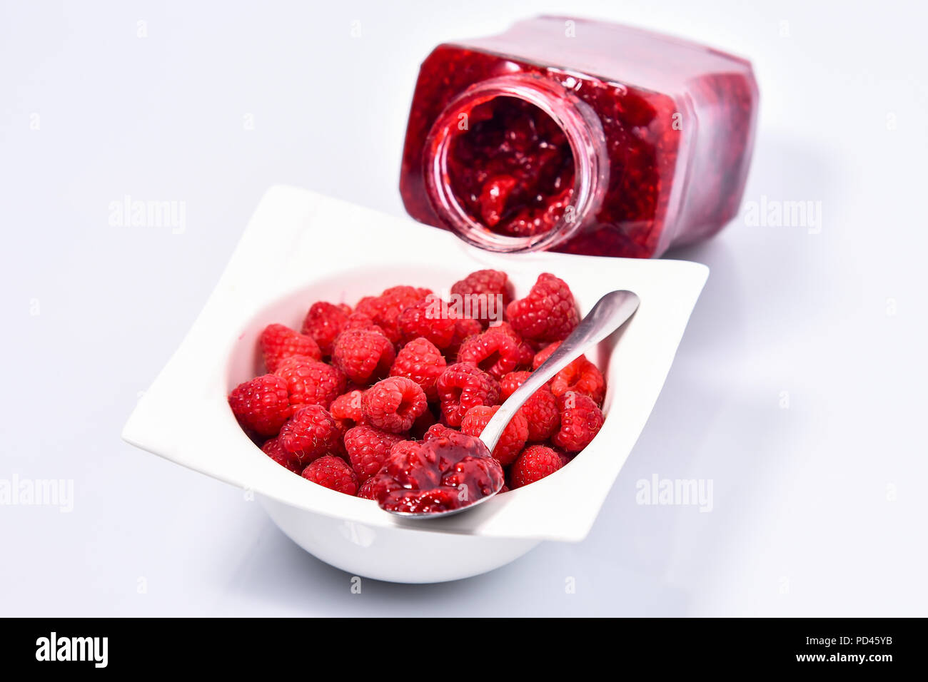 Confiture de framboises à la framboise isolé sur fond blanc Banque D'Images