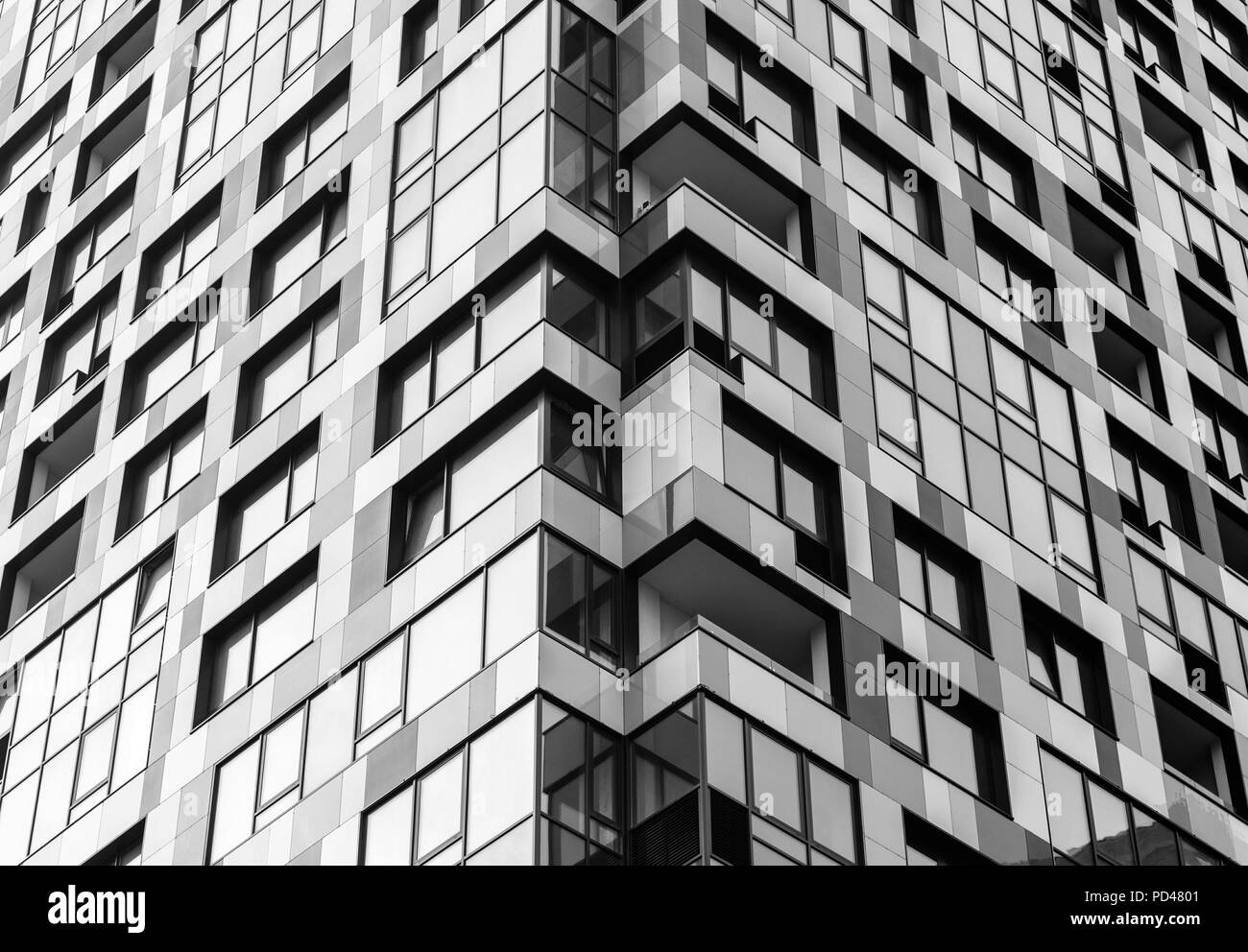 Façade moderne. La façade d'un bâtiment moderne dans des tons de gris Banque D'Images