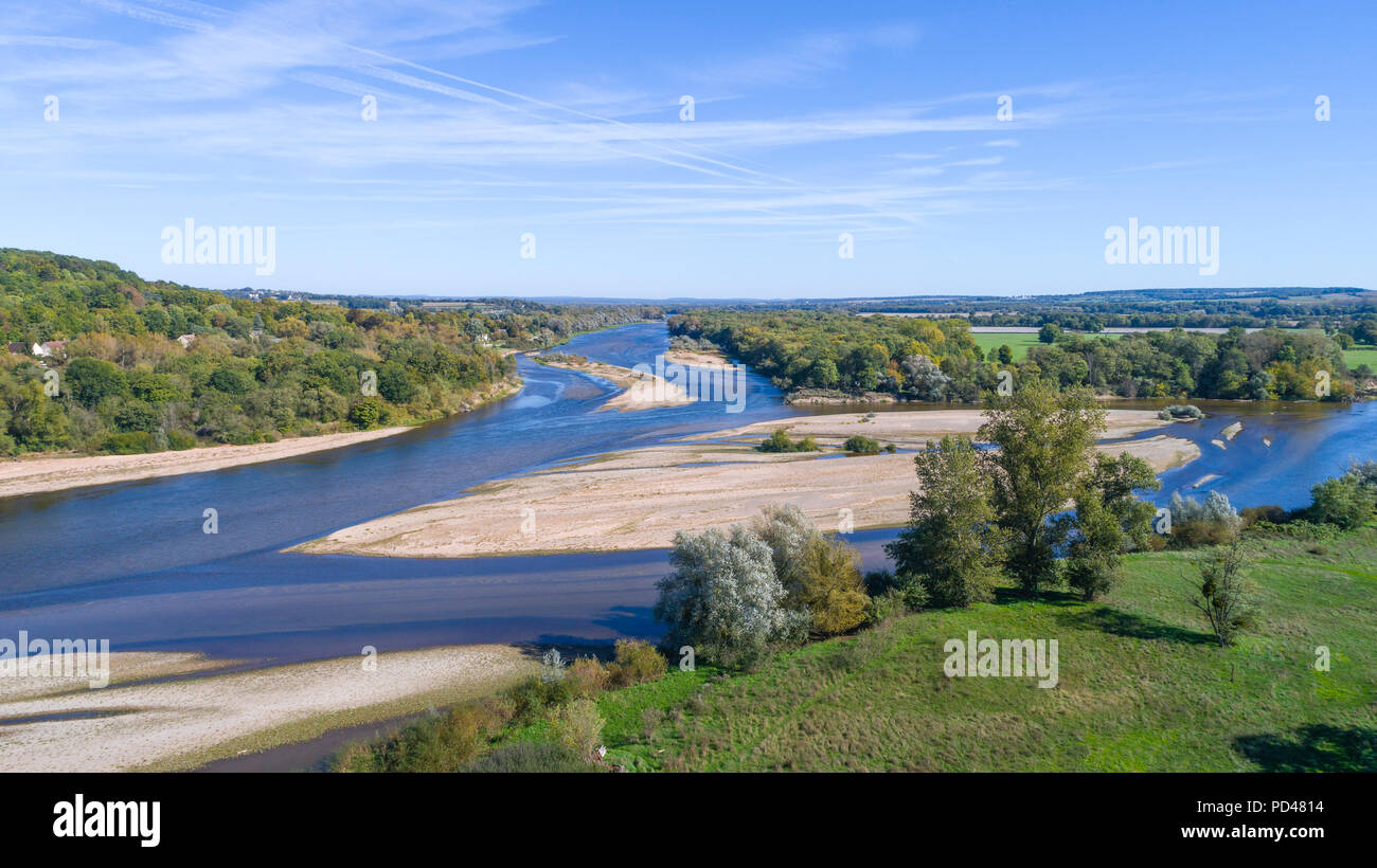 La France, Cher, Berry, Cuffy, Le-Bec-d'Allier, Bec d'Aliier avec rivière Allier sur la droite et sur la gauche du fleuve Loire (vue aérienne) // France, cher (1 Banque D'Images