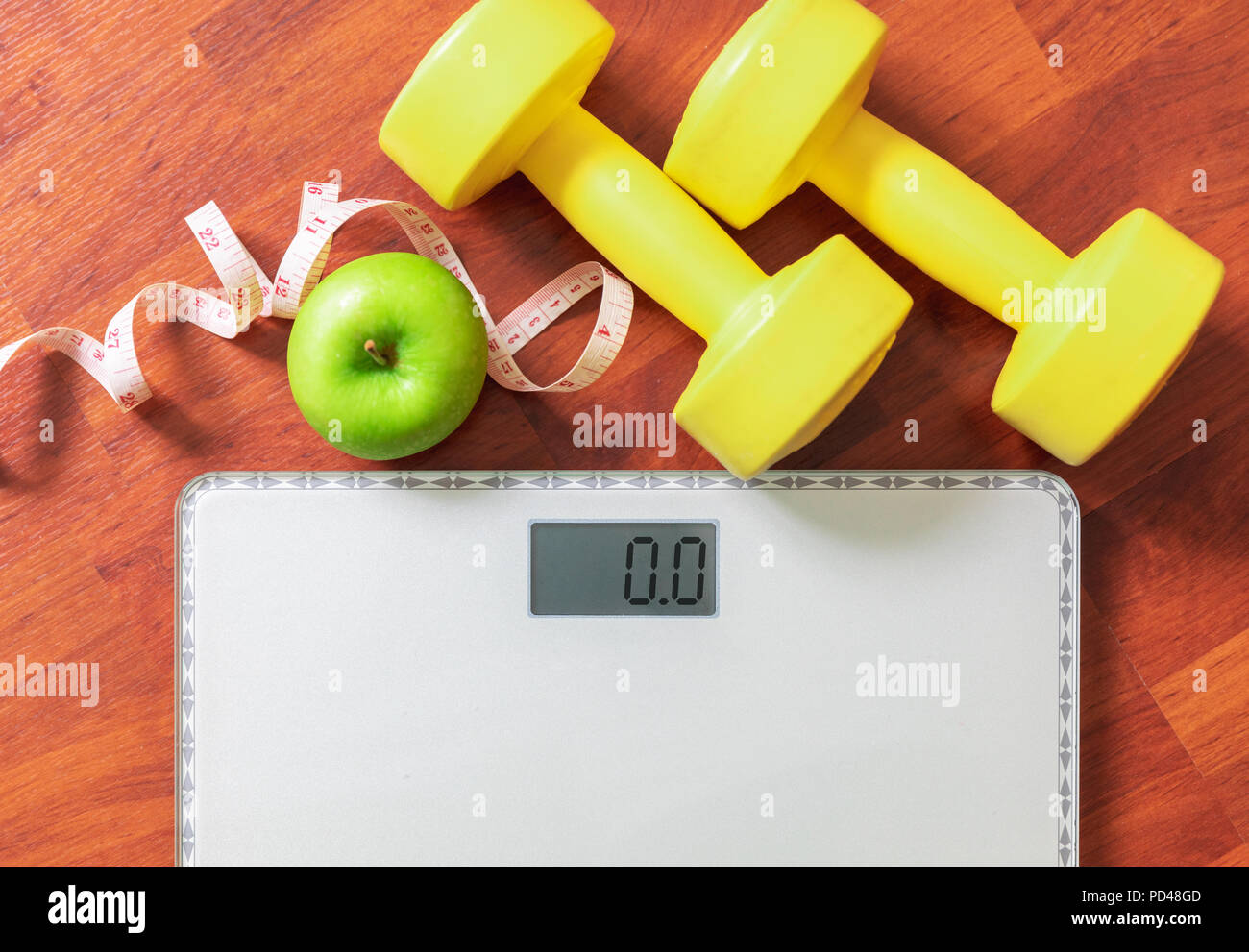 Des fruits, et l'échelle d'haltère, fat burn et la perte de poids, le régime alimentaire concept Banque D'Images