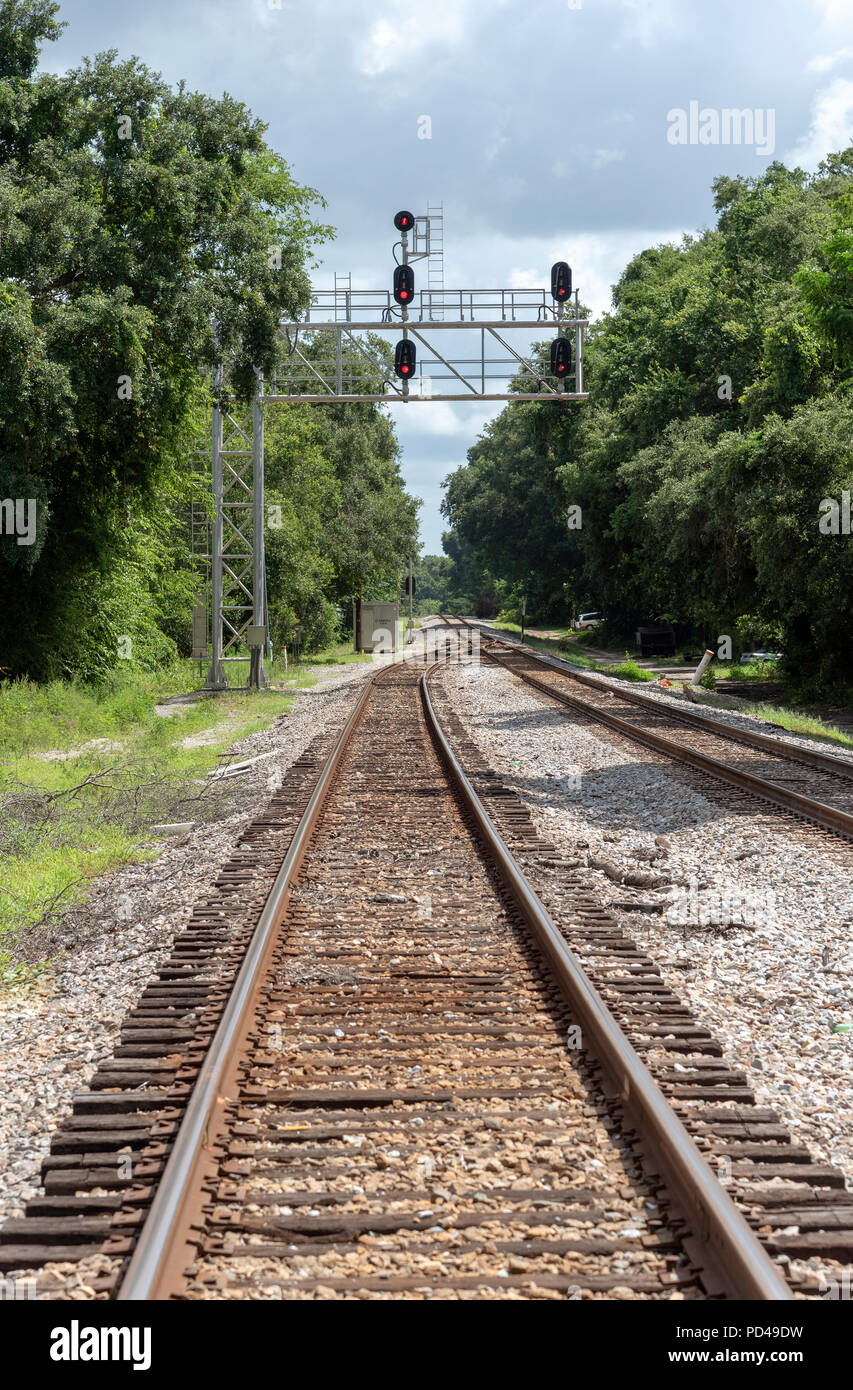 Summerfield, Florida, USA, 2018. Signaux du chemin de fer et la voie passant par campagne en Floride du Nord. Banque D'Images