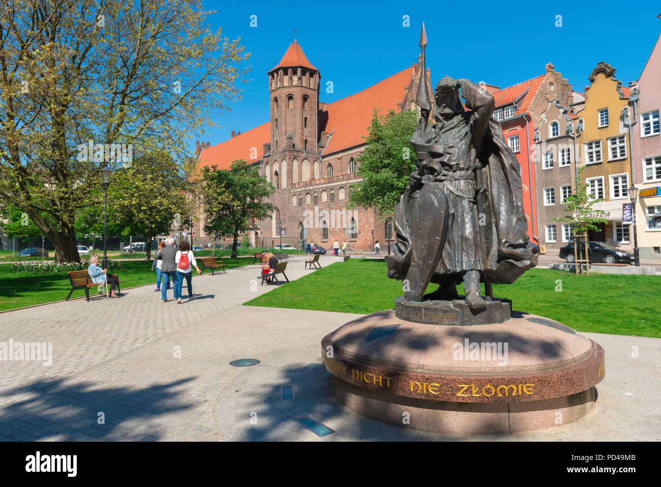 Centre-ville de Gdansk, vue sur la statue du Duc de Poméranie Swietopelk Wielki situé dans un petit parc dans la vieille ville historique de Gdansk, Pologne. Banque D'Images