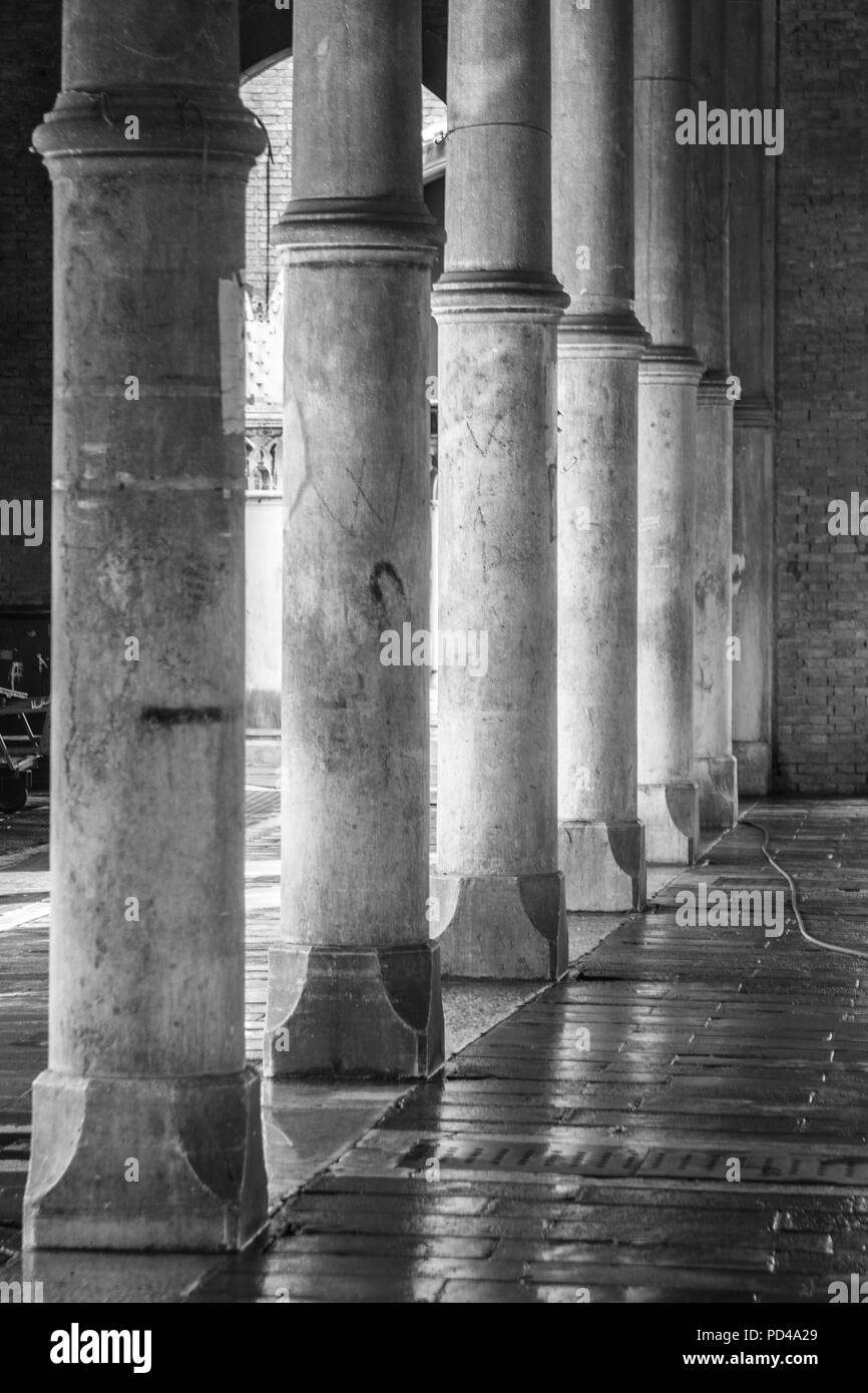 Colonnes du marché aux poissons du Rialto. Banque D'Images