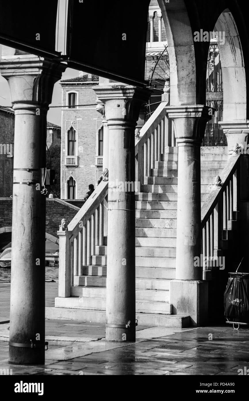 Colonnes du marché aux poissons du Rialto. Banque D'Images