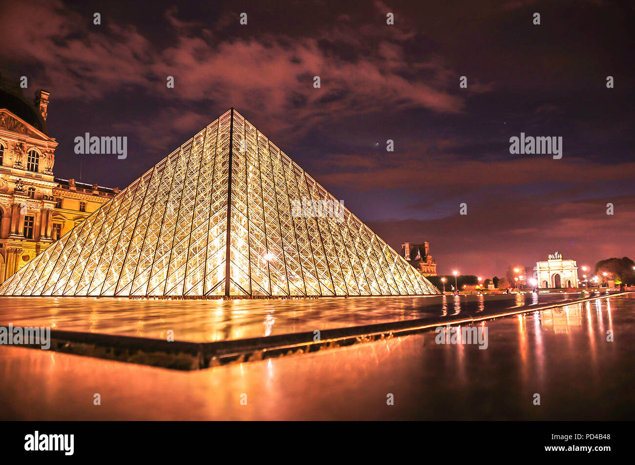 La pyramide du Louvre Banque D'Images
