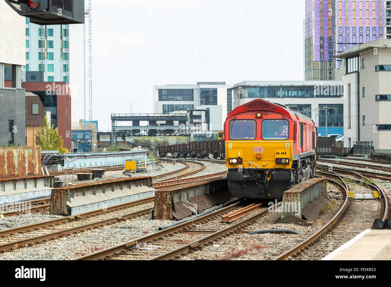 La Deutsche Bahn (DB) 66 Classe 86 044 nombre de locomotives diesel, transporter des marchandises grâce à la gare centrale de Cardiff. Banque D'Images