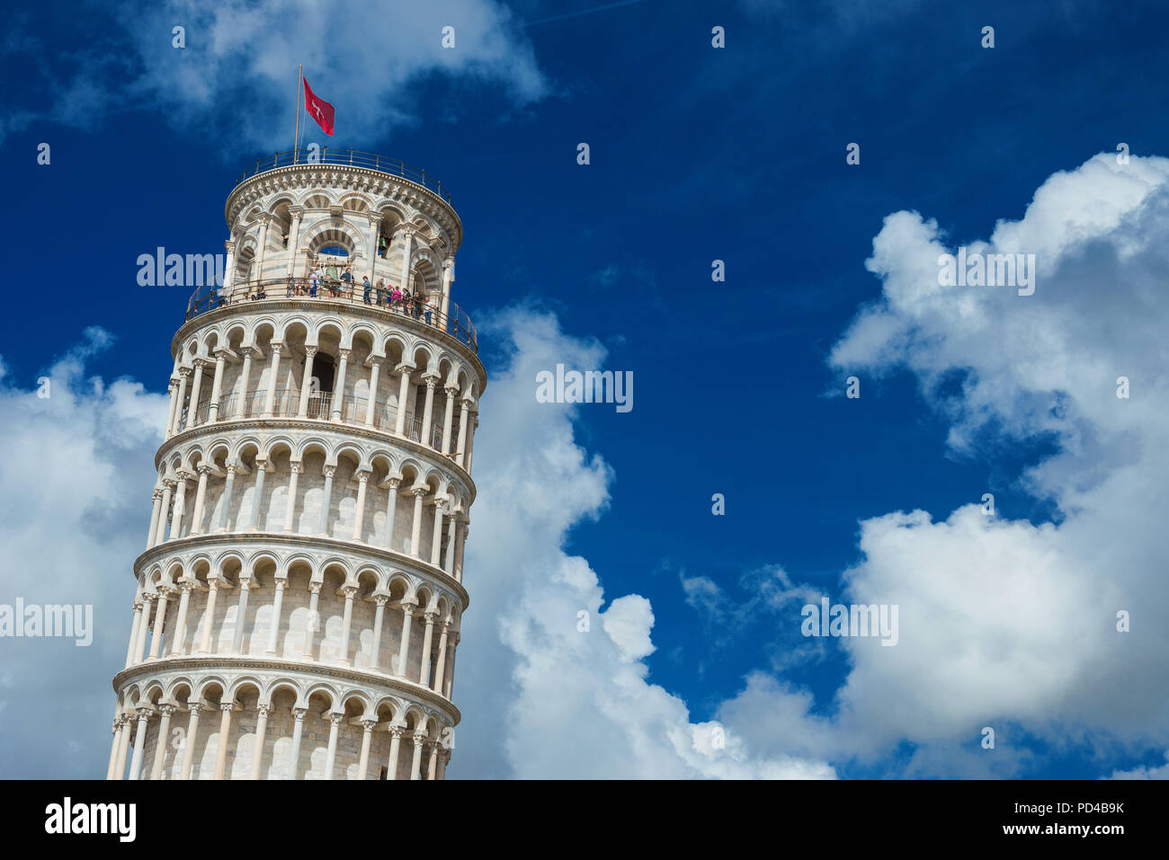 Sites touristiques de la Toscane. Les touristes au sommet de la célèbre tour penchée de Pise entre les nuages Banque D'Images