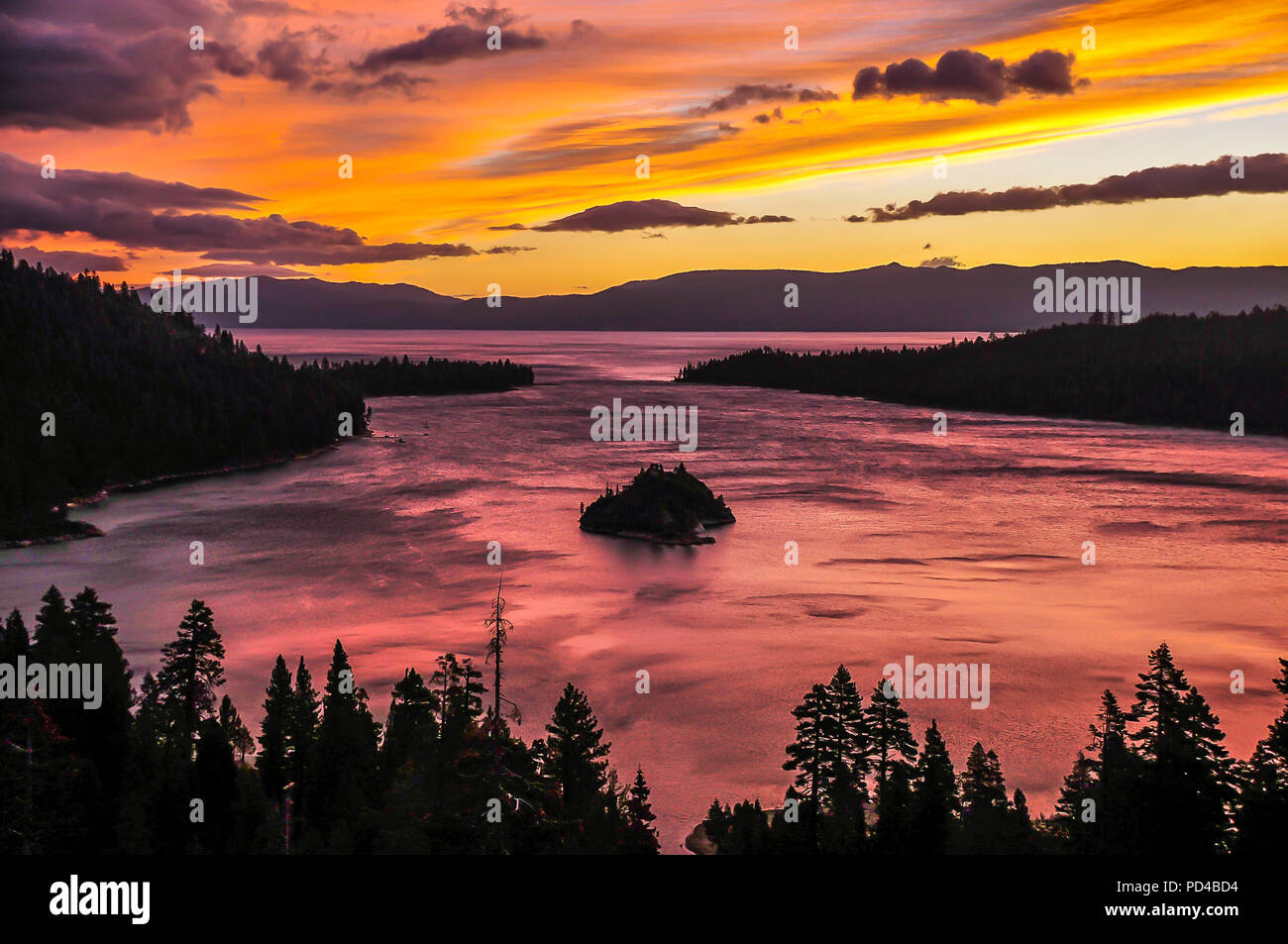 Lever de soleil sur l'Emerald Bay State Park Banque D'Images