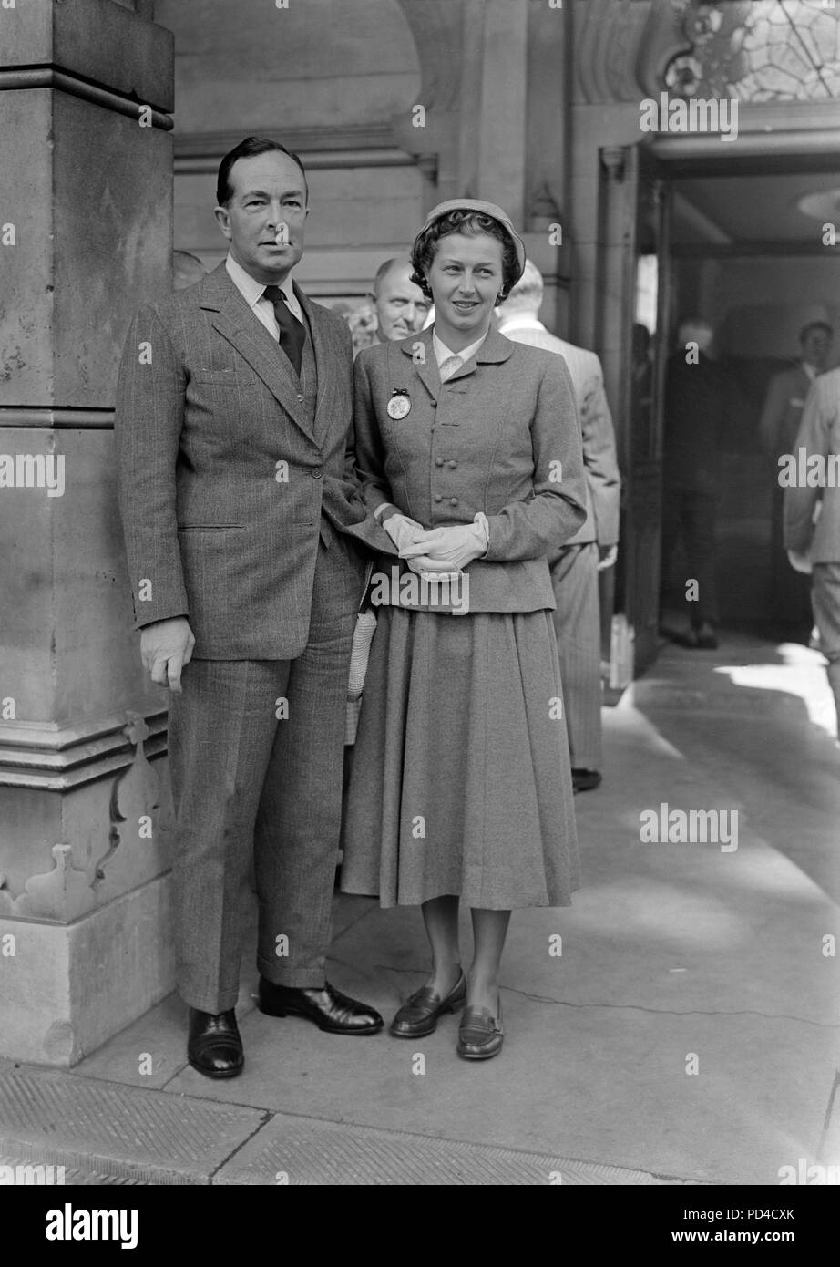 5 septembre 19050. Brighton, Angleterre. Sir Hartley Shawcross, le procureur général, et Lady Shawcross, arrivant à la Coupole (Brighton) pour la deuxième journée de la journée annuelle de cinq Trades Union Congress. Banque D'Images