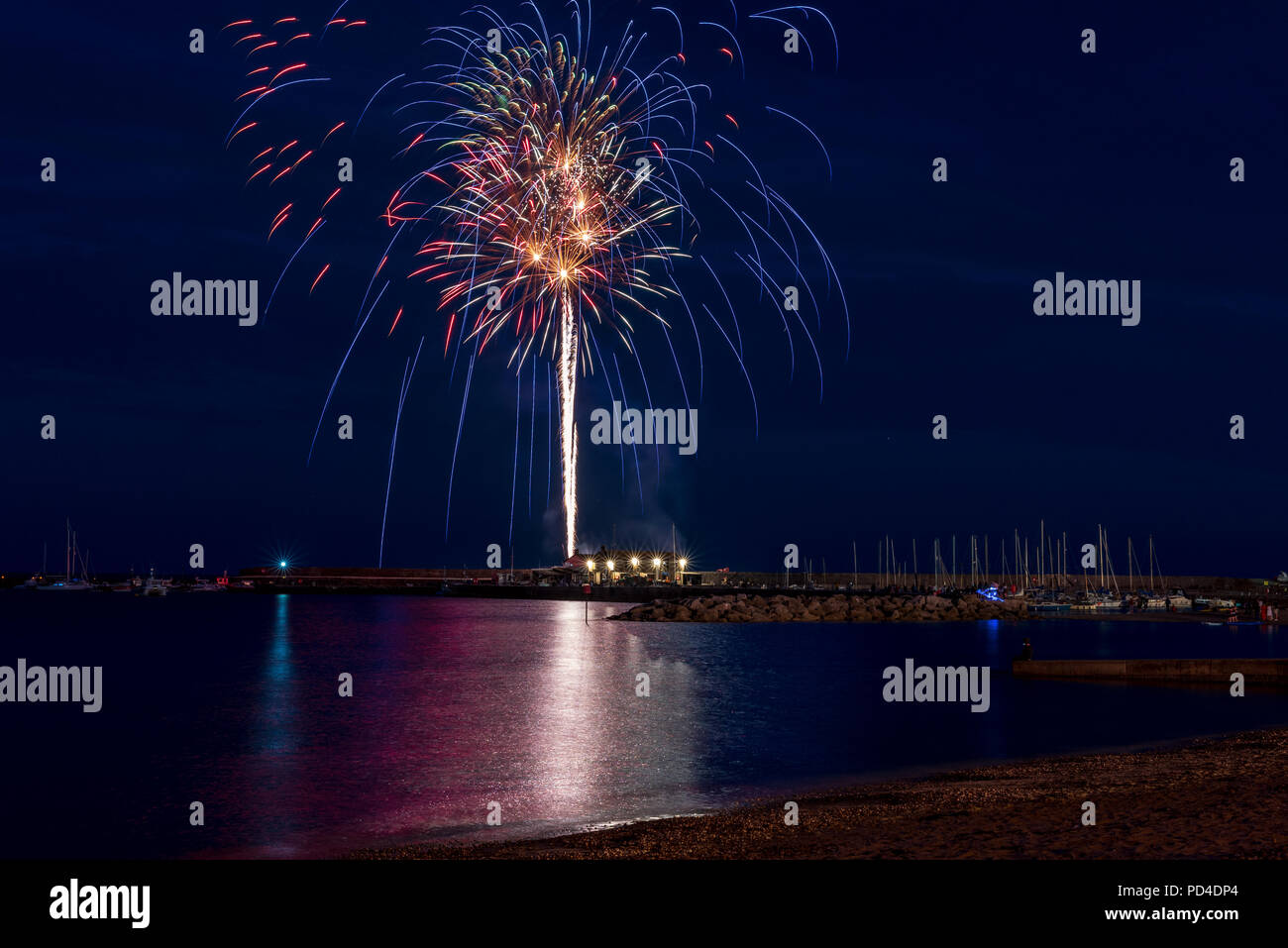 Les photos prises au cours d'artifice à la fin de Lyme Regis Lifeboat Semaine. Banque D'Images