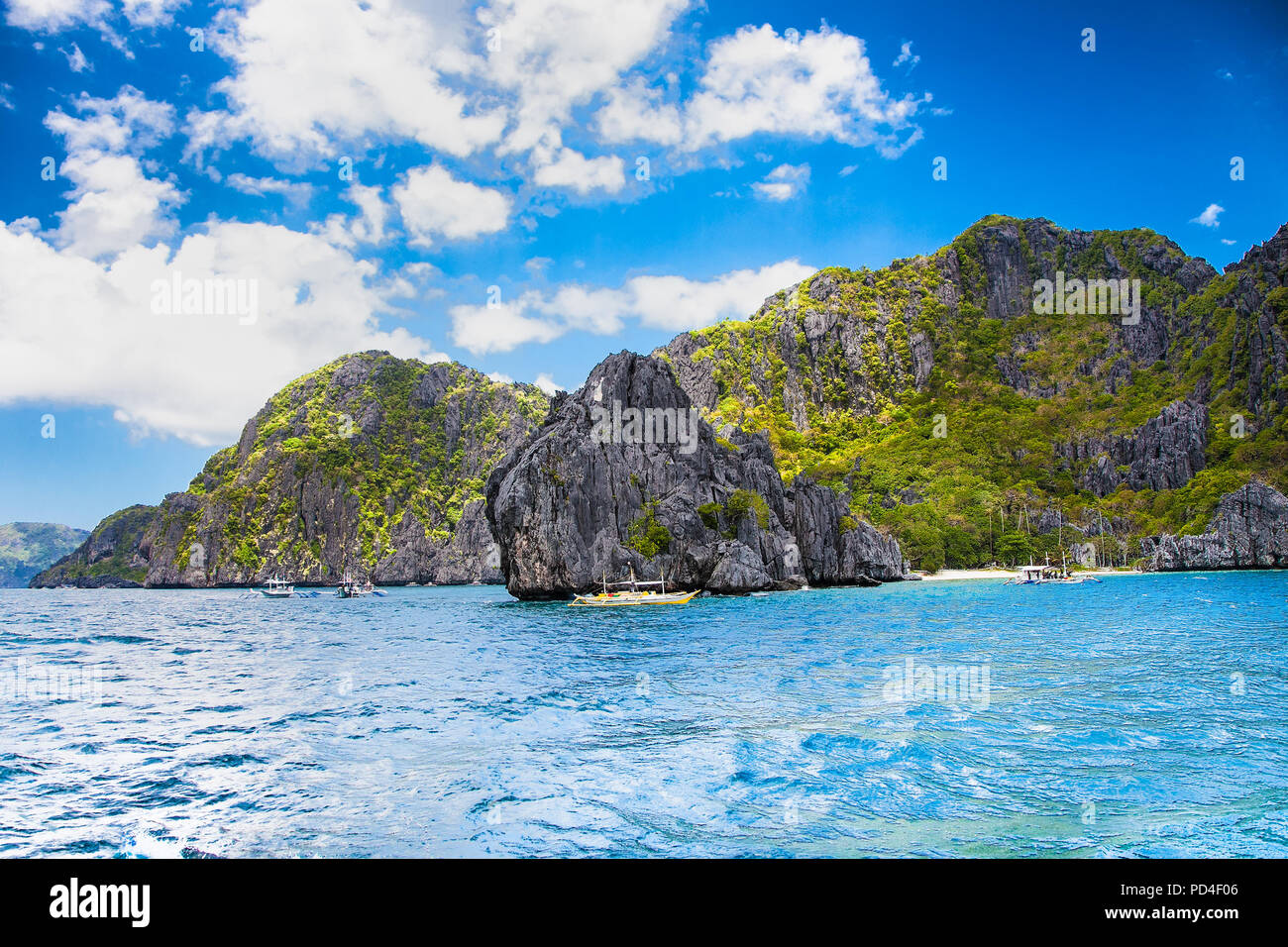 Paysage panoramique avec vue sur la montagne et le lagon bleu à El Nido Palawan. Aux Philippines. En Asie du sud-est. Paysage exotique. Monument populaire célèbre destin Banque D'Images