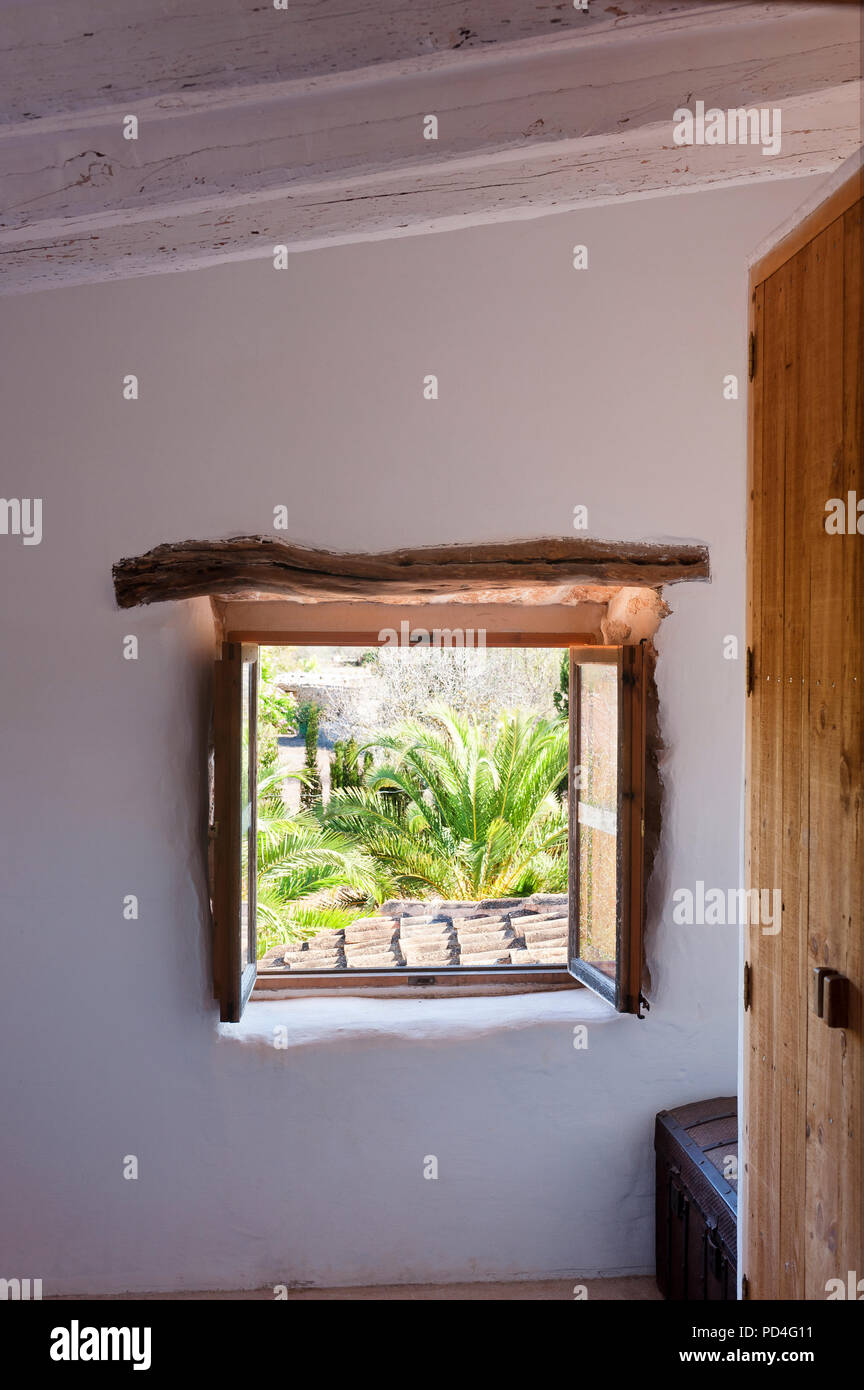 Fenêtre avec des volets en bois rustique Banque D'Images