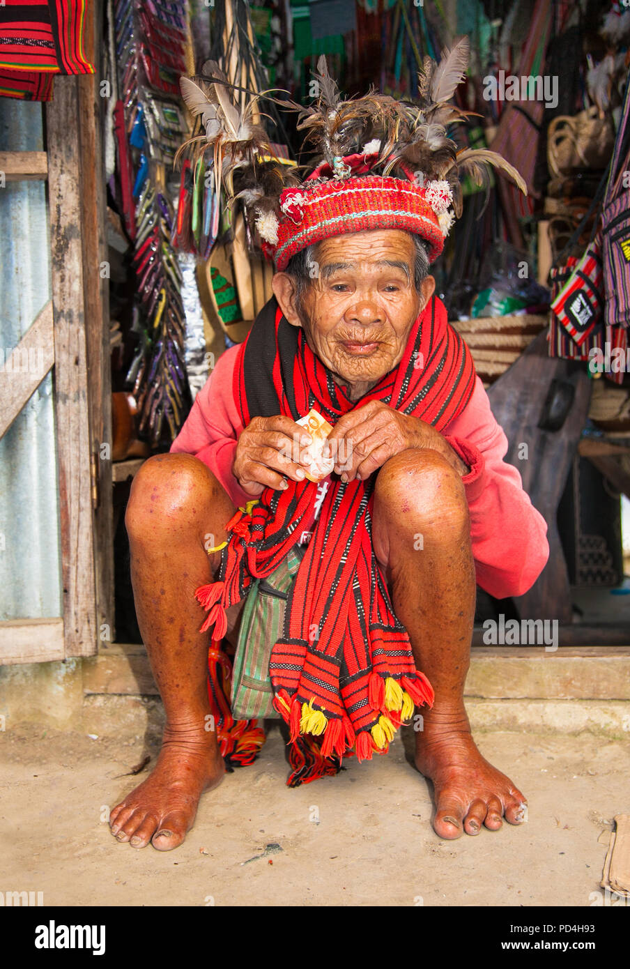 PHILIPPINES BANAUE - 31 mars 2016 : Inconnue ancien homme d'Ifugao en costume national le 31 mars 2016. - Le peuple Ifugao aux Philippines. Fait référence à e Banque D'Images