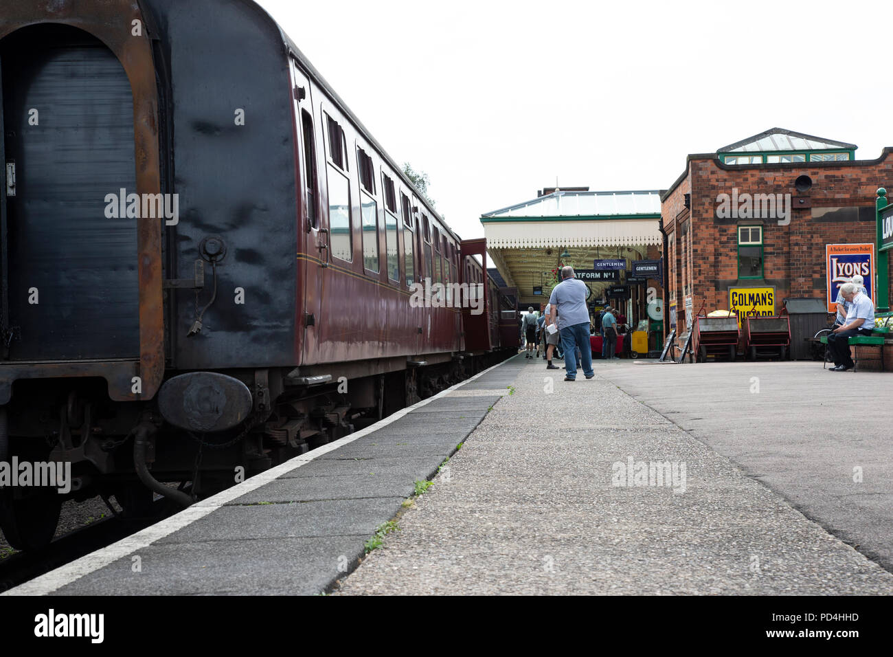 Vue vers la plate-forme de numéro 1 avec un train à vapeur prête à partir de la gare de Loughborough, Great Central Railway heritage line Banque D'Images