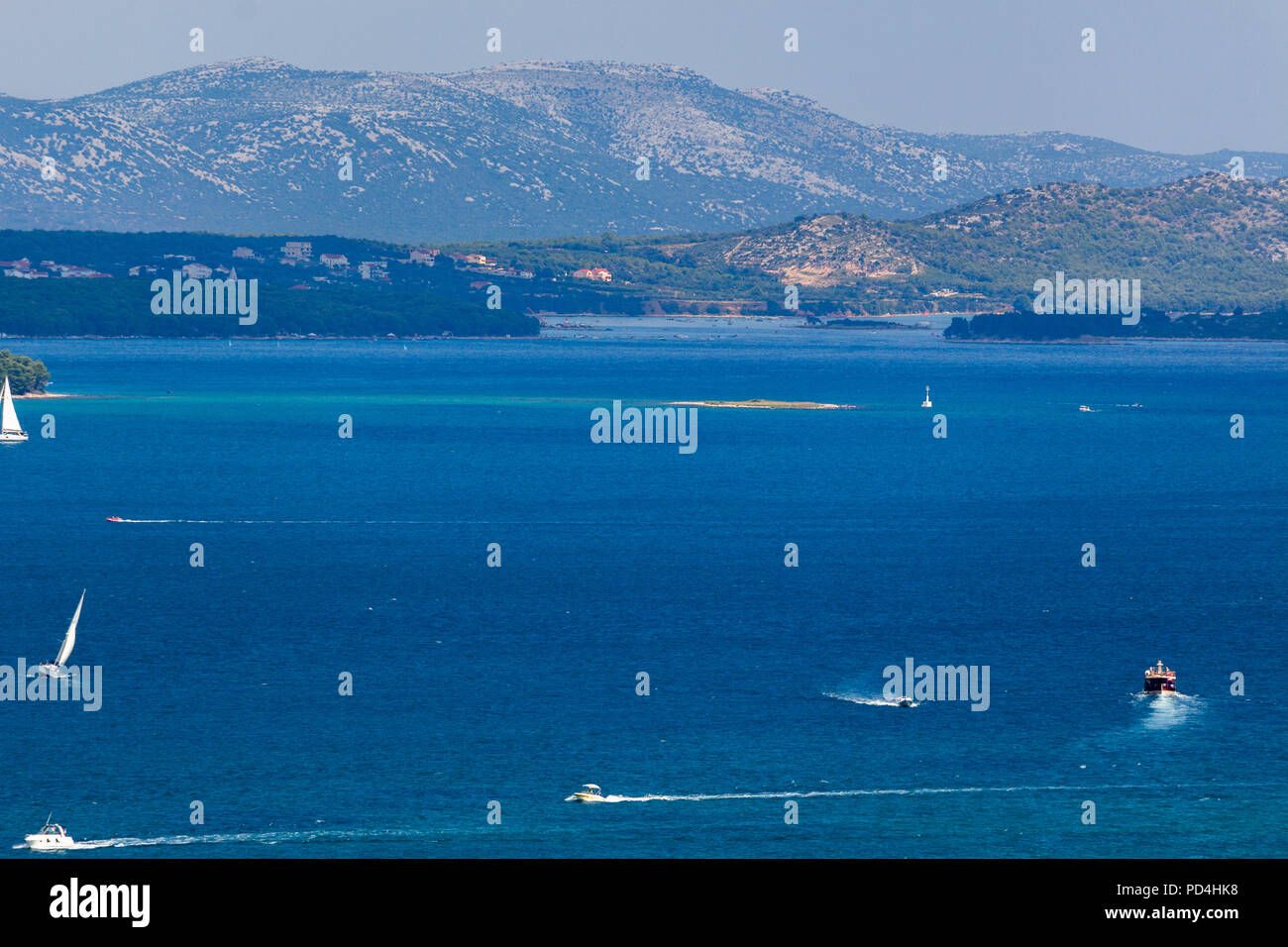 Zadar, Croatie - Juillet 24, 2018 : vue panoramique de la côte croate et région de Zadar à partir de l'île de Pasman Banque D'Images
