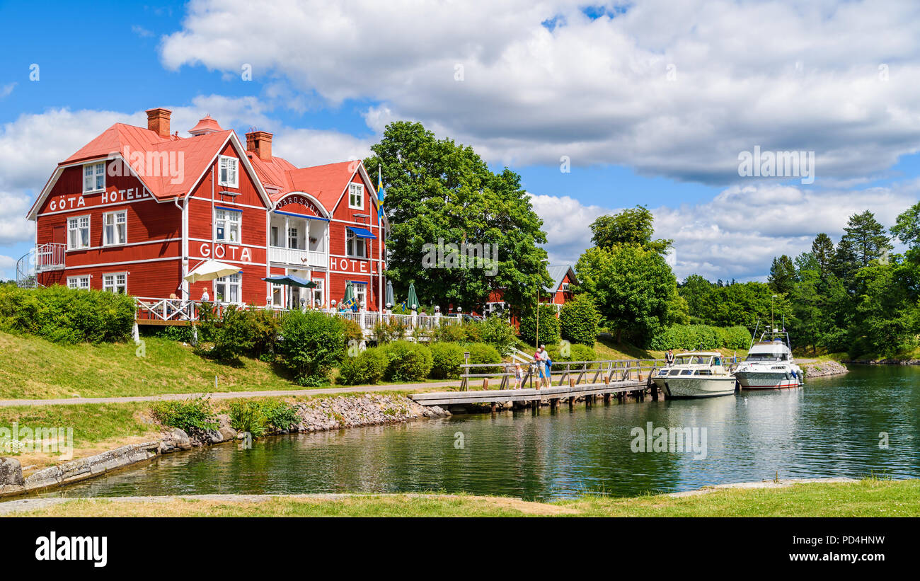 Borensberg, Suède - 30 juin 2018 : journée d'été ordinaire le long le gota canal. Le rouge et blanche en bois avec dîner hôtel Gota réduite sur le porche. Boa Banque D'Images