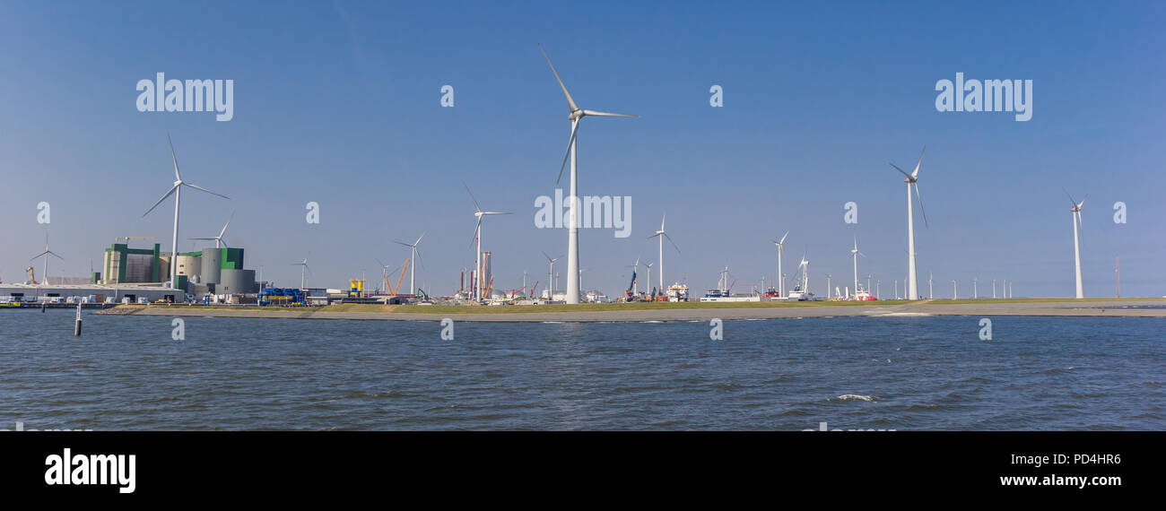 Panorama de vent urbines à Eemshaven, aux Pays-Bas Banque D'Images