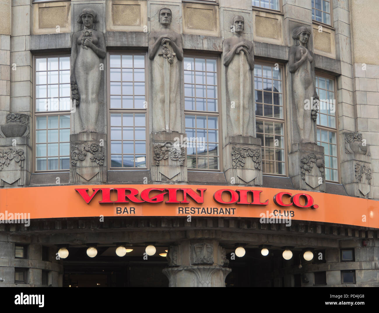 Styles contrastants, à Helsinki (Finlande), Belle façade art nouveau à l'opposition de décoration rouge et orange flagrant restaurant sign Banque D'Images