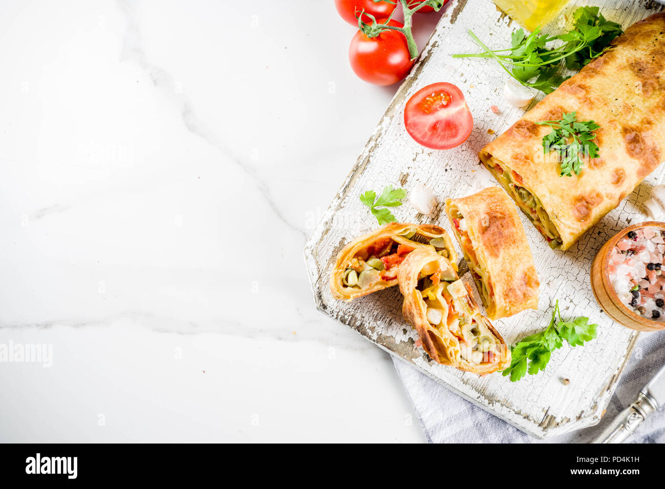 Strudel aux légumes salés faits maison, la cuisson de l'automne, avec des tomates, poivrons, champignons, fond de bois copy space Banque D'Images