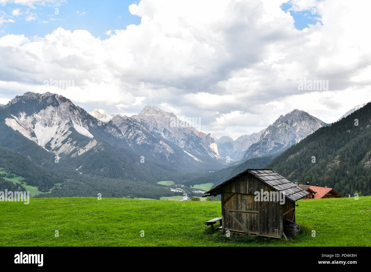 Belle vue sur le paysage de montagne alpin idyllique avec des vieux chalets de montagne et des prairies vertes,San Vigilio di Marebbe,Germany,Ita Banque D'Images