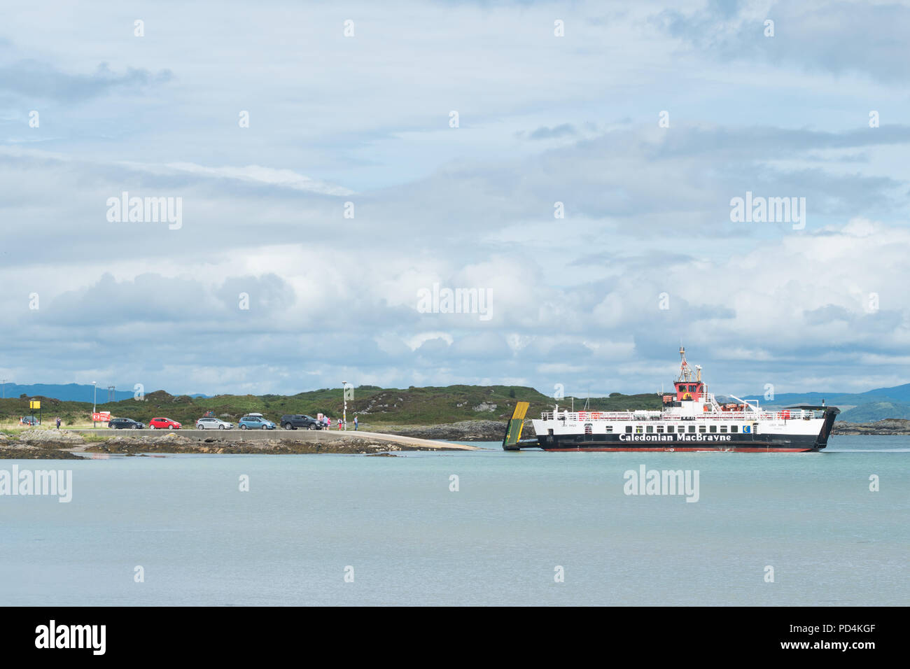 Caledonian MacBrayne Hébrides ferry arrivant à l'île de Gigha, où les véhicules et passagers sont en attente de retour à Kintyre, Ecosse, Royaume-Uni Banque D'Images